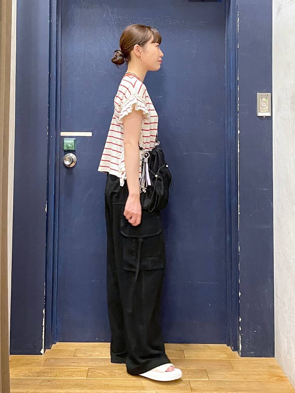 「差し色コーデ、高見え、ガーリー、niko and ...、Tシャツ、夏コーデ」｜「niko and...のオリジナルキラキラスライドサンダル（サンダル、ブラック系）」を使った、ごとちんさん（レディース・162cm）の夏コーディネートの3枚目の写真