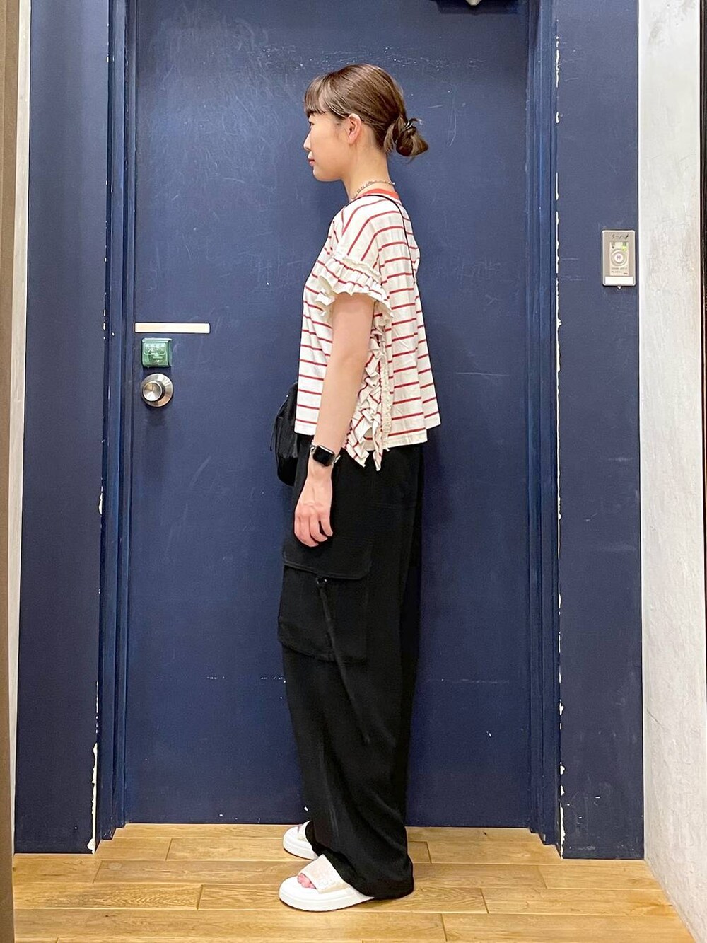「差し色コーデ、高見え、ガーリー、niko and ...、Tシャツ、夏コーデ」｜「niko and...のオリジナルキラキラスライドサンダル（サンダル、ブラック系）」を使った、ごとちんさん（レディース・162cm）の夏コーディネートの2枚目の写真