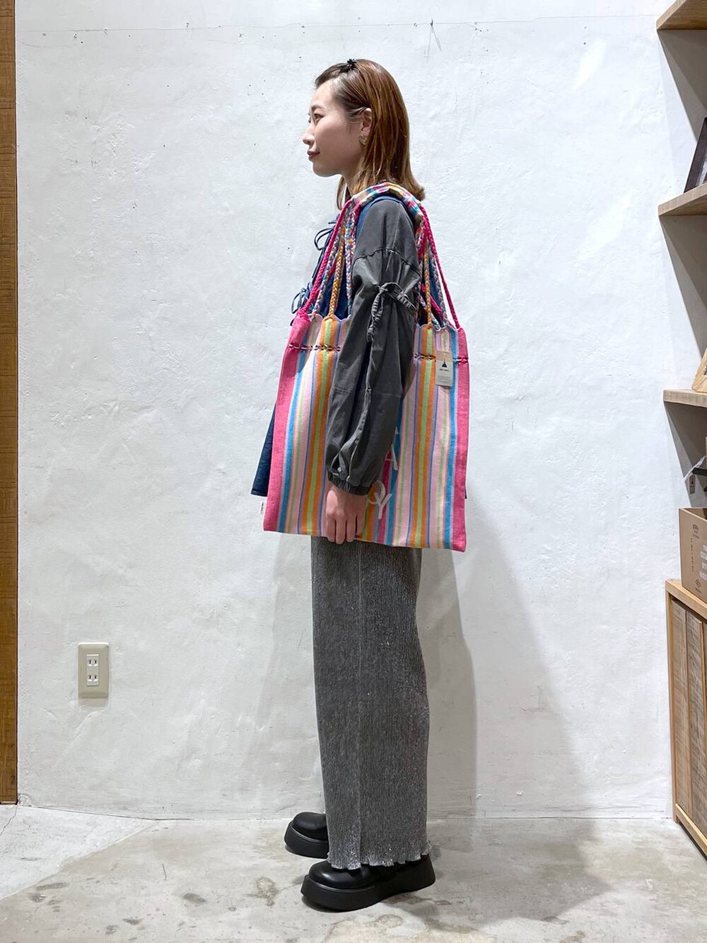 「差し色コーデ、高見え、ガーリー、niko and ...、春コーデ、ベスト、カジュアル」｜「niko and...の袖リボン布帛プルオーバー（Tシャツ/カットソー、グレー系）」を使った、ごとちんさん（レディース・162cm）の春コーディネートの2枚目の写真