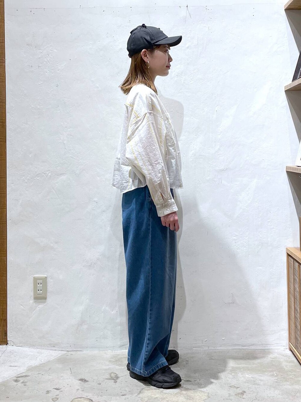 「差し色コーデ、高見え、ガーリー、niko and ...、春コーデ、シャツ、カジュアル」｜「niko and...のオリジナルイヤーフラップキャップ（キャップ、ブラック系）」を使った、ごとちんさん（レディース・162cm）の春コーディネートの2枚目の写真