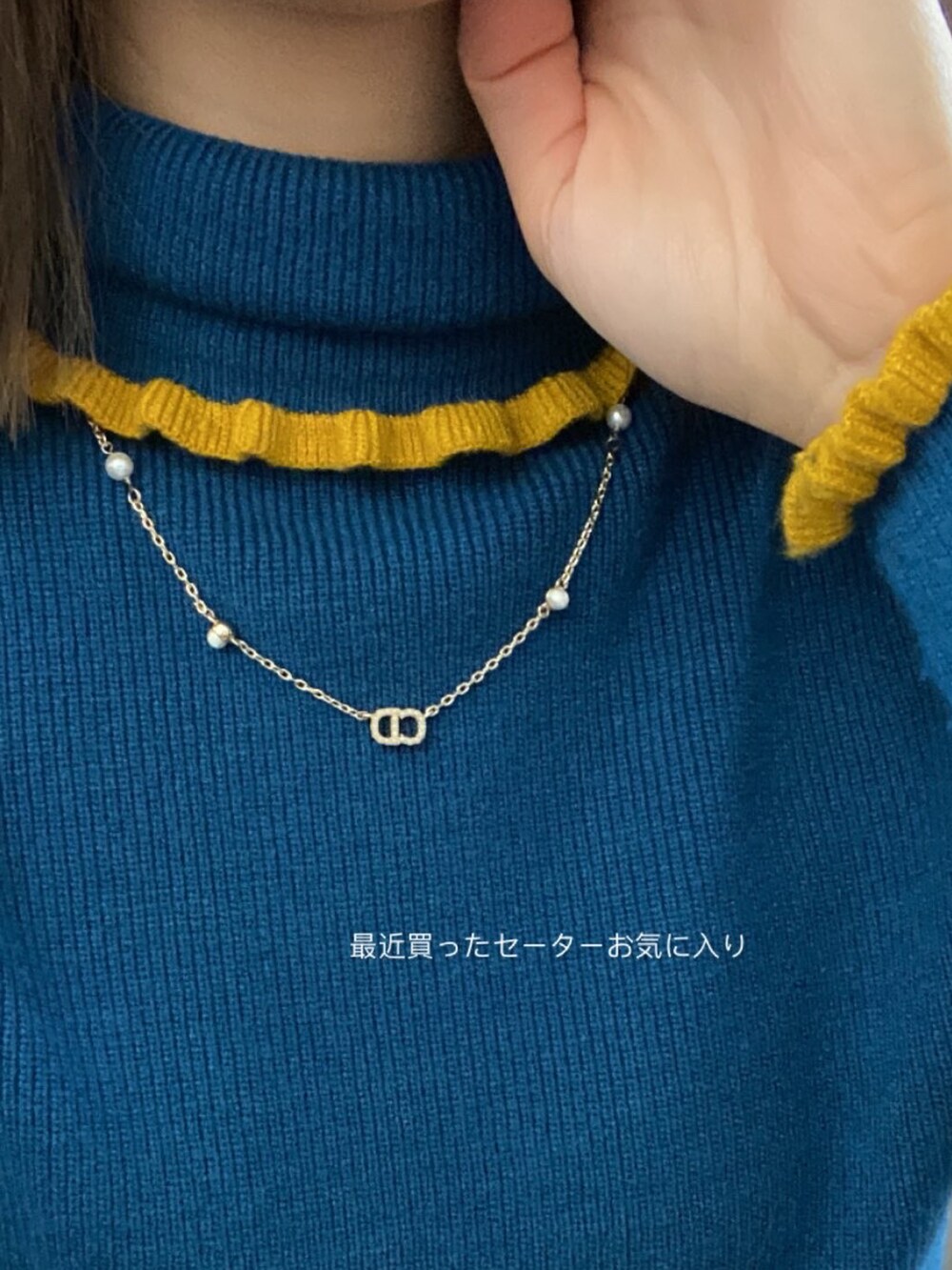 ブルー系のニット/セーター、ベージュ系のその他パンツ、ブラック系のブーツを着用したレディースの秋コーディネートの2枚目の写真