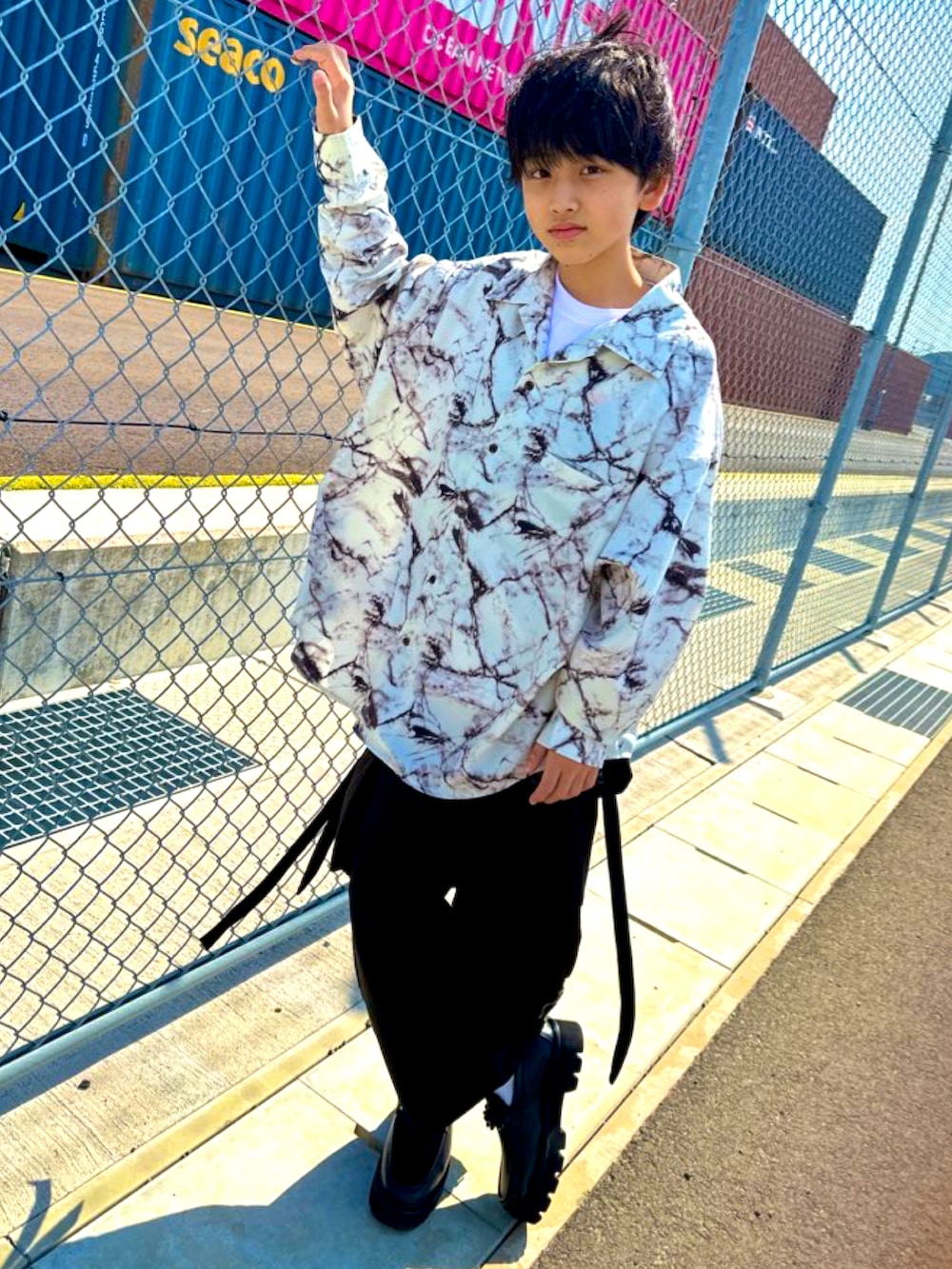 「春服デビュー宣言、シンプルコーデ、シャツスタイル、おしゃれさんと繋がりたい、むすこーで、男の子コーデ、中学生男子、中学生ファッション、男子コーデ、男子中学生、ジュニアコーデ、Sサイズ系男子、Sサイズコーディネート」｜「LOVEHUNTERのLOVEHUNTER / ハイソール スクェアトゥ　チェーンローファー (1731)　チェーンモチーフ（ローファー、ブラック系）」を使った、KUON 数井琥恩さん（キッズ・154cm）の春コーディネートの2枚目の写真