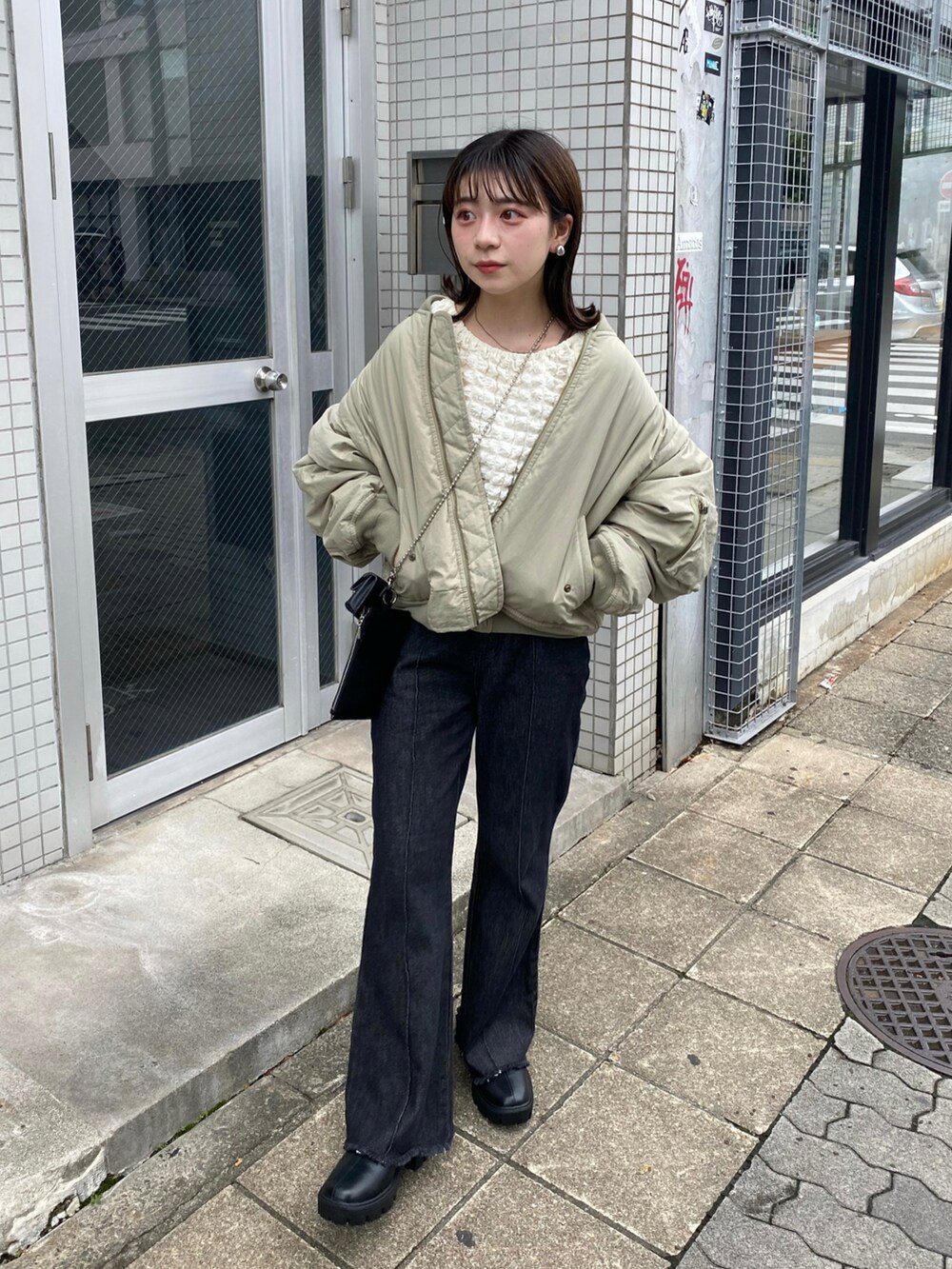 「ブルゾン、アウター、Kastane、kastaneコーデ、カスタネ、デニム、ブーツ、ポコポコ」｜「Kastaneのマルチウェイブルゾン（ブルゾン、グリーン系）」を使った、maki yamadaさん（レディース・159cm）の夏コーディネートの2枚目の写真