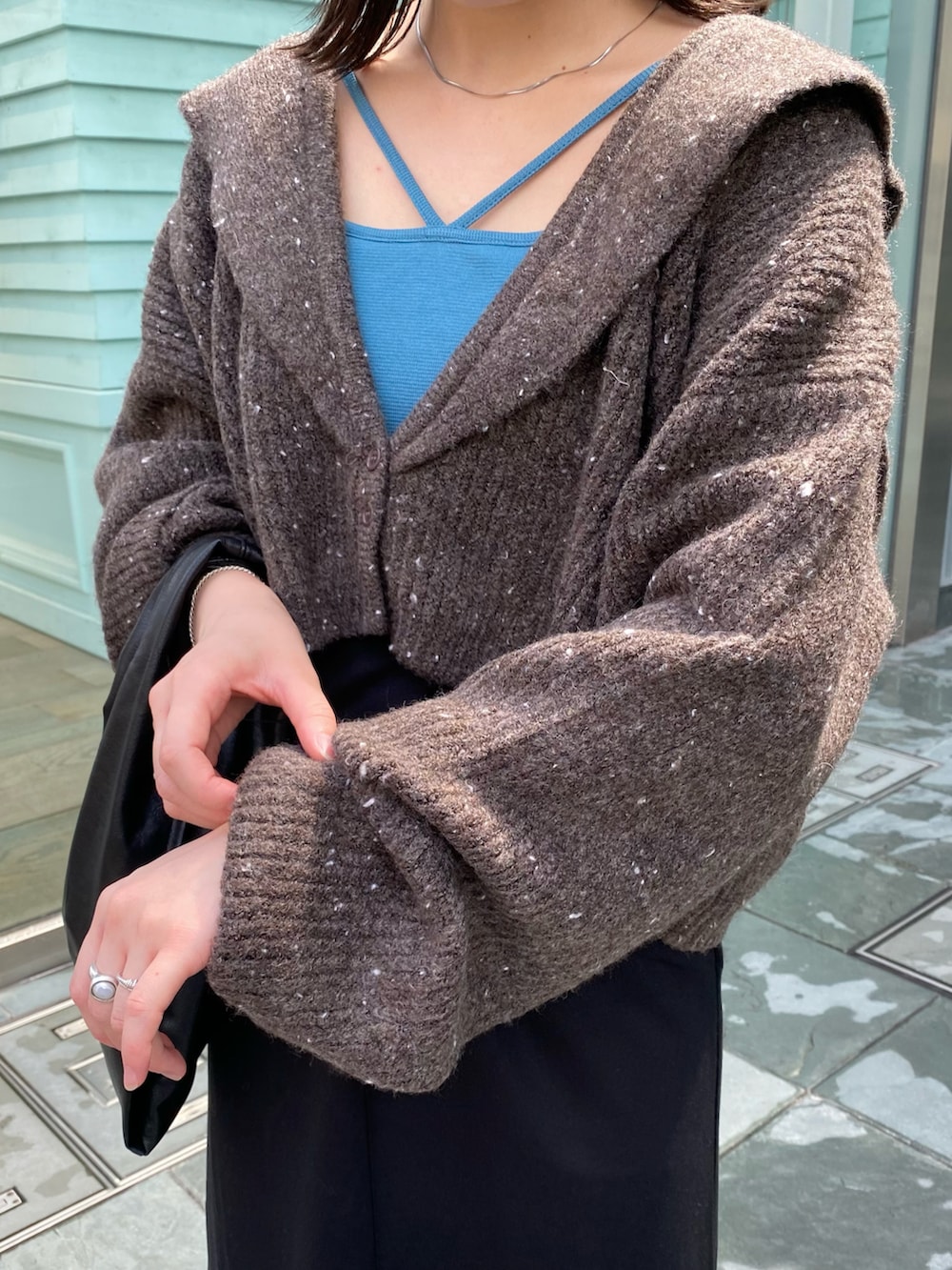 「大人コーデ、きれいめカジュアル、ワンピース、ニット、キャミワンピ、着回しコーデ」｜「Kastaneのカップ付ストレッチコットン紐キャミ（キャミソール、ブルー系）」を使った、maki yamadaさん（レディース・159cm）の夏コーディネートの5枚目の写真