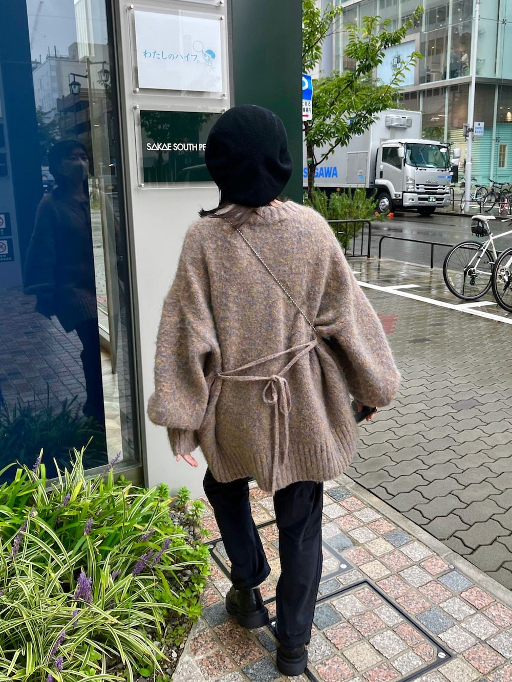 「秋冬コーデ、秋、ゆるコーデ、ベレー帽、カーディガン、ローファー、kastane」｜「Kastaneのメランジ起毛ニットカーデ（カーディガン/ボレロ、ピンク系）」を使った、maki yamadaさん（レディース・159cm）の秋コーディネートの2枚目の写真
