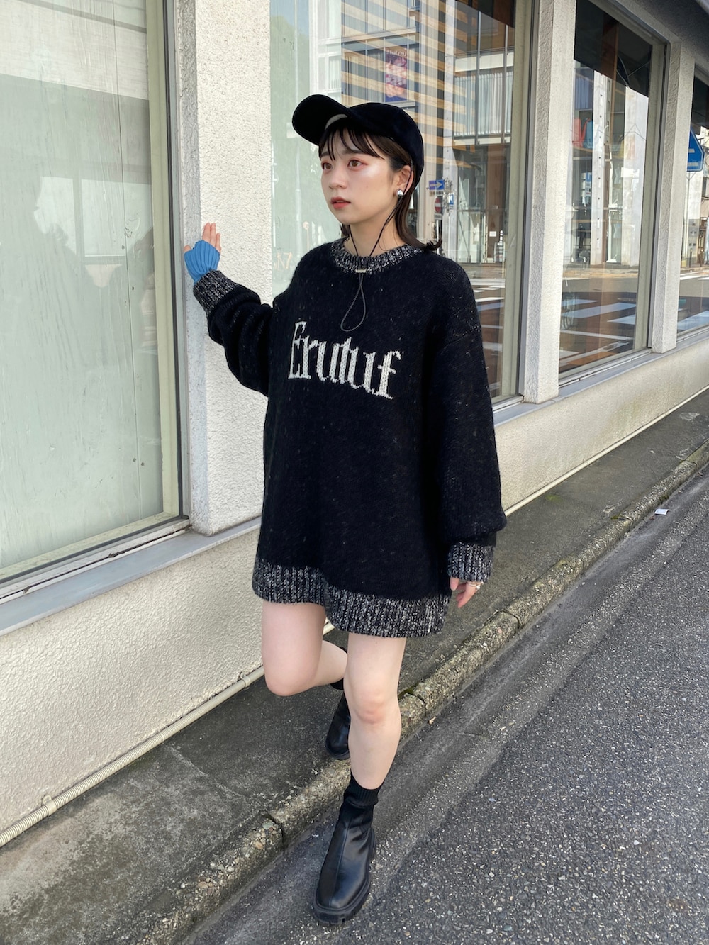 「秋冬コーデ、秋、ロゴニット、ベロア、ベロアキャップ、ミニ丈」｜「Kastaneのメランジロゴニット（ニット/セーター、ブラック系）」を使った、maki yamadaさん（レディース・159cm）の秋コーディネートの4枚目の写真