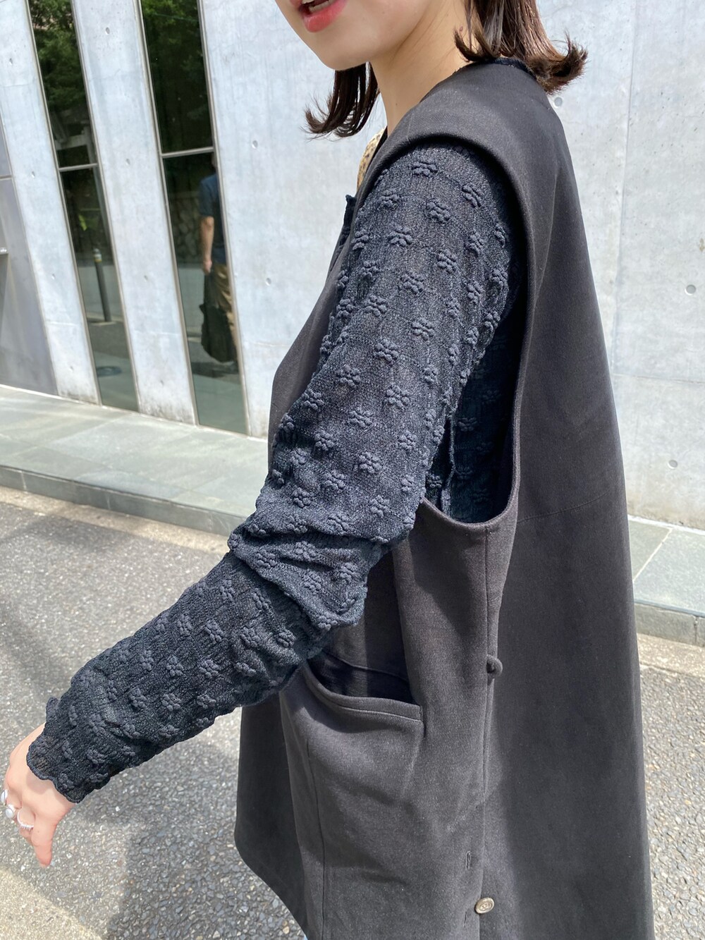 「Kastane、kastane_ootd、パンツスタイル、カスタネ」｜「Kastaneの【2022AWアイテム】Vあき2WAYベスト（ベスト、ブラック系）」を使った、maki yamadaさん（レディース・159cm）の夏コーディネートの3枚目の写真