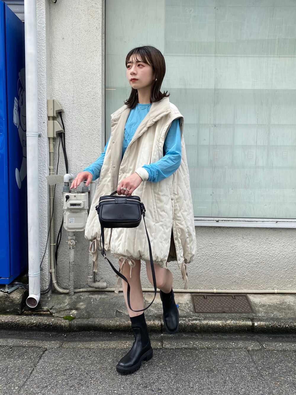 「秋コーデ、Kastane、kastane_ootd、カスタネ、ベスト、ダウンベスト、キルティングコート、ショルダーバッグ、ショートパンツ、ブーツ、ソックスブーツ」｜「Kastaneの【マルチウェイ】キルティングリバーシブルマルチウェイコート（ダウンジャケット/コート、ホワイト系）」を使った、maki yamadaさん（レディース・159cm）の夏コーディネートの3枚目の写真