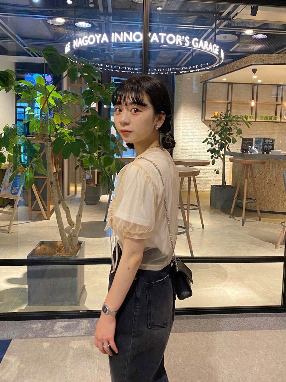 「Kastane、kastane_ootd、チュール、チュールトップス、デニム、ブラックデニム、タックパンツ、159cm、骨スト、骨格ストレート」｜「Kastaneの【サイズ展開あり】刺繍ちびTee（Tシャツ/カットソー、ホワイト系）」を使った、maki yamadaさん（レディース・159cm）の夏コーディネートの5枚目の写真