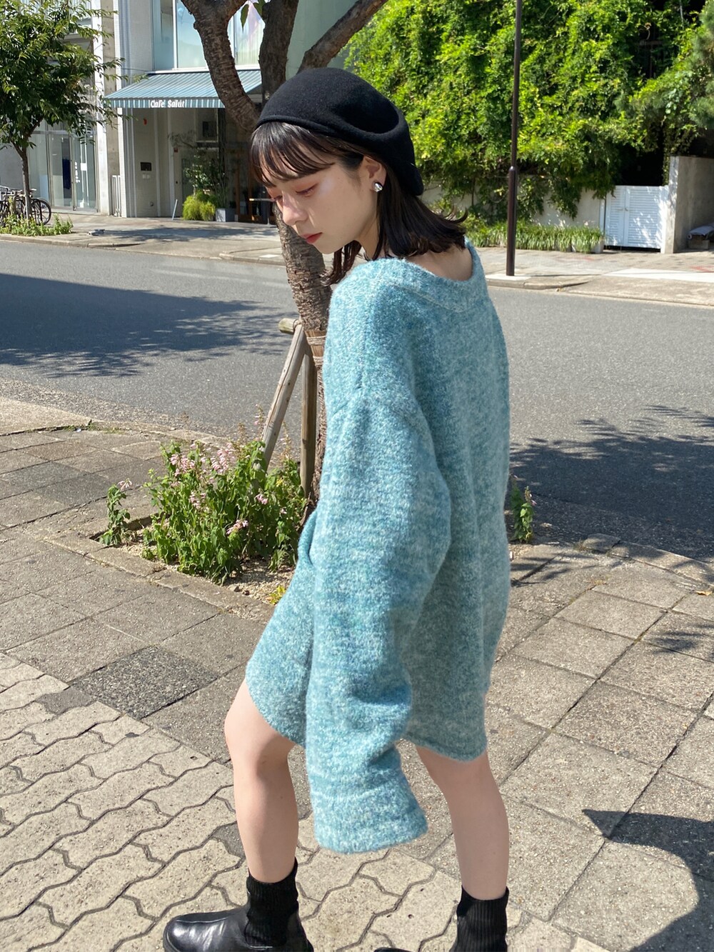 「秋冬コーデ、お出かけコーデ、秋、Kastane、ミニ丈、カラーニット」｜「Kastaneの【SET UP対応】MIX深Vネックニット（ニット/セーター、ブルー系）」を使った、maki yamadaさん（レディース・159cm）の秋コーディネートの2枚目の写真