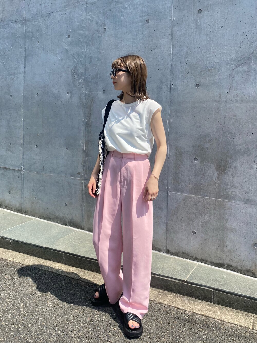 「めがね、メガネ女子、ピンク、スラックス、タンクトップ、Kastane」｜「Kastaneのペーパータッチタンク（タンクトップ、ホワイト系）」を使った、maki yamadaさん（レディース・159cm）の夏コーディネートの2枚目の写真