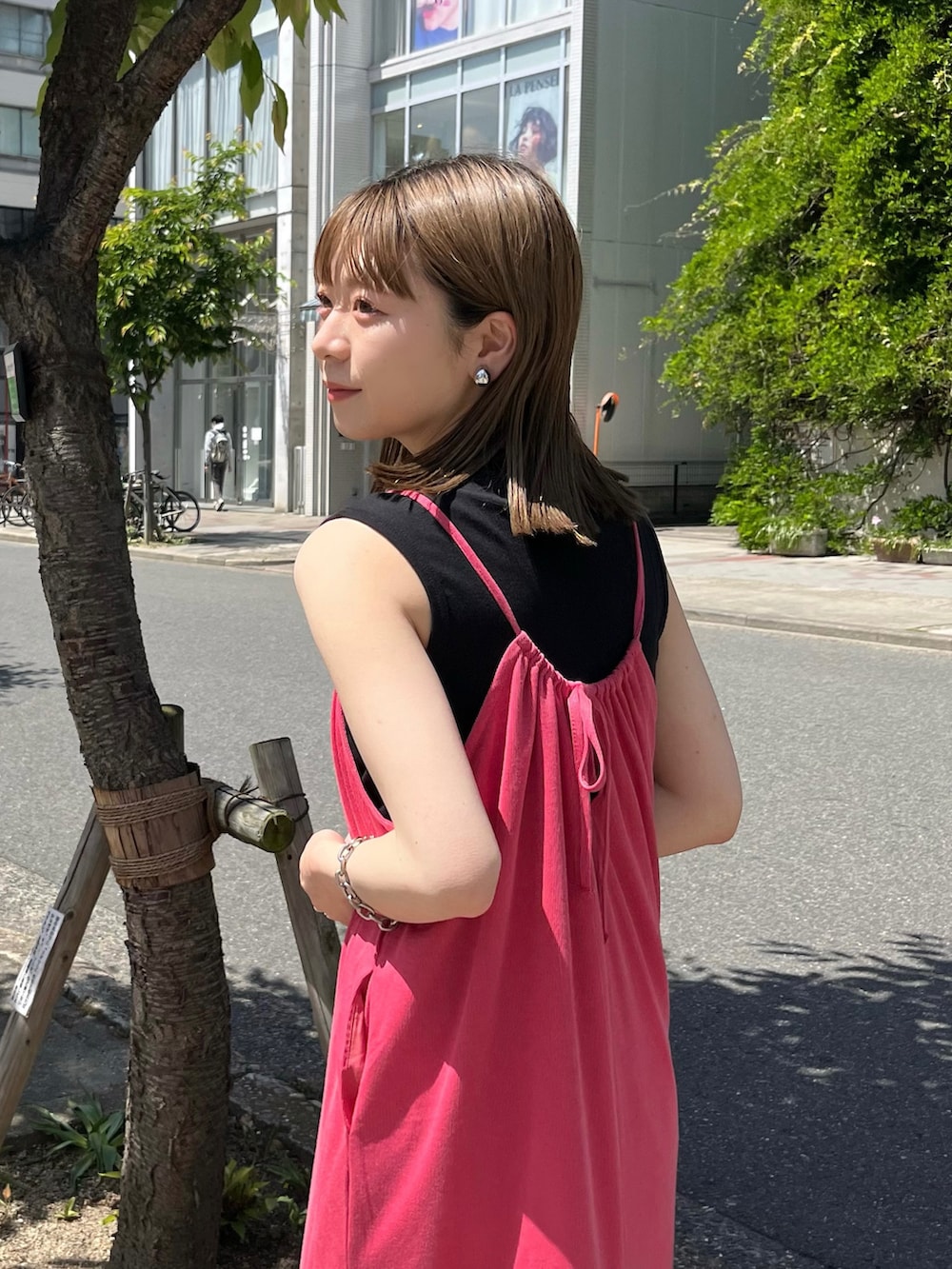 「キャミワンピース、キャミワンピ、ピンク、ローファー、タンクトップ、ノースリーブ」｜「Kastaneの【サイズ展開あり】カットギャザーキャミワンピース（ワンピース、ピンク系）」を使った、maki yamadaさん（レディース・159cm）の春コーディネートの2枚目の写真