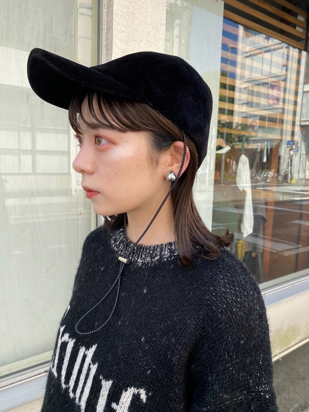 「秋冬コーデ、秋、ロゴニット、ベロア、ベロアキャップ、ミニ丈」｜「Kastaneのメランジロゴニット（ニット/セーター、ブラック系）」を使った、maki yamadaさん（レディース・159cm）の秋コーディネートの3枚目の写真