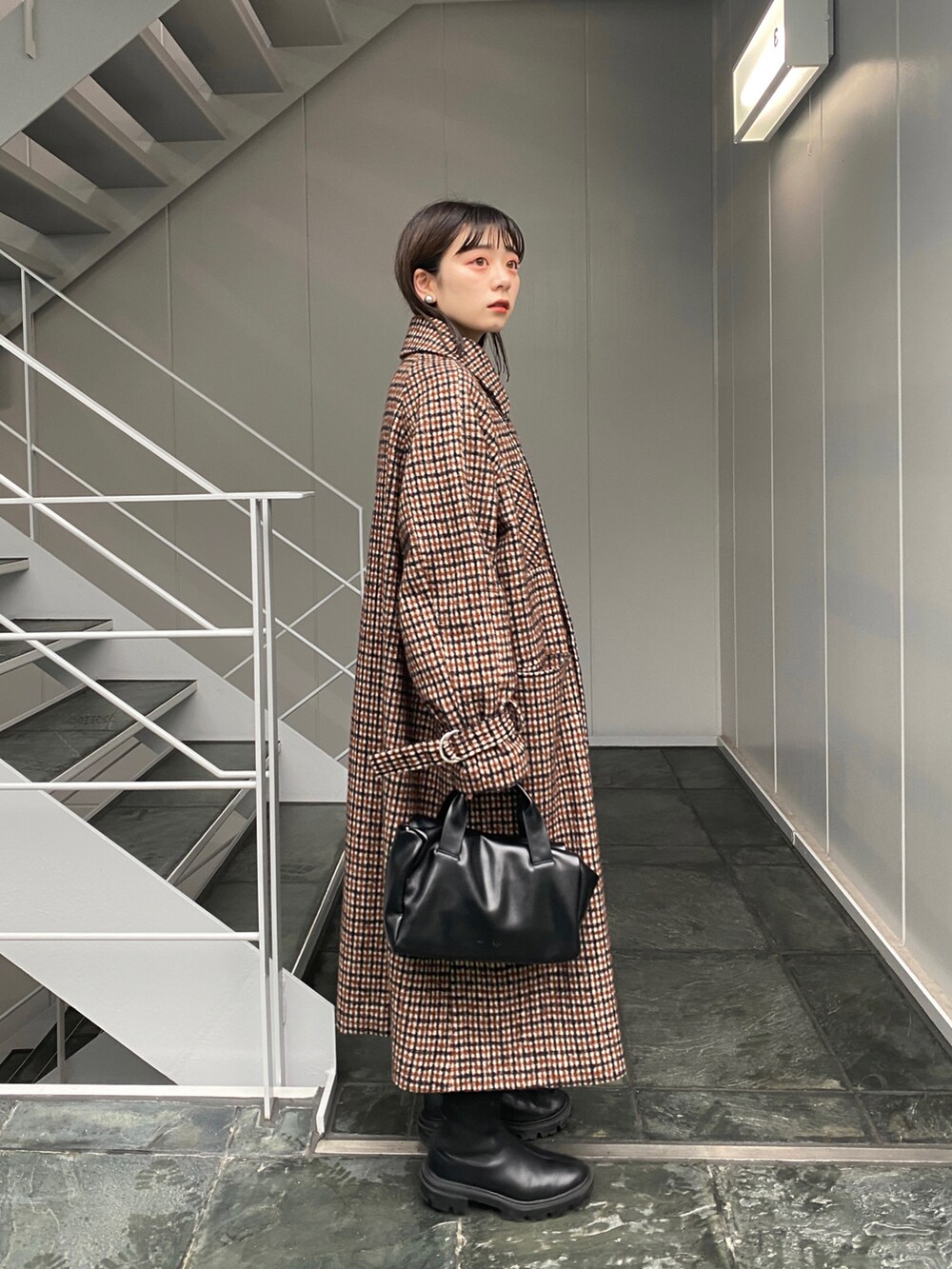 「大人カジュアル、秋冬コーデ、大人女子、お出かけコーデ、チェックコート、ロングコート、Kastane」｜「Kastaneの【カタログ掲載アイテム/WEB限定サイズあり】ウール混ハイネックロングコート（チェスターコート、ブラウン系）」を使った、maki yamadaさん（レディース・159cm）の秋コーディネートの5枚目の写真