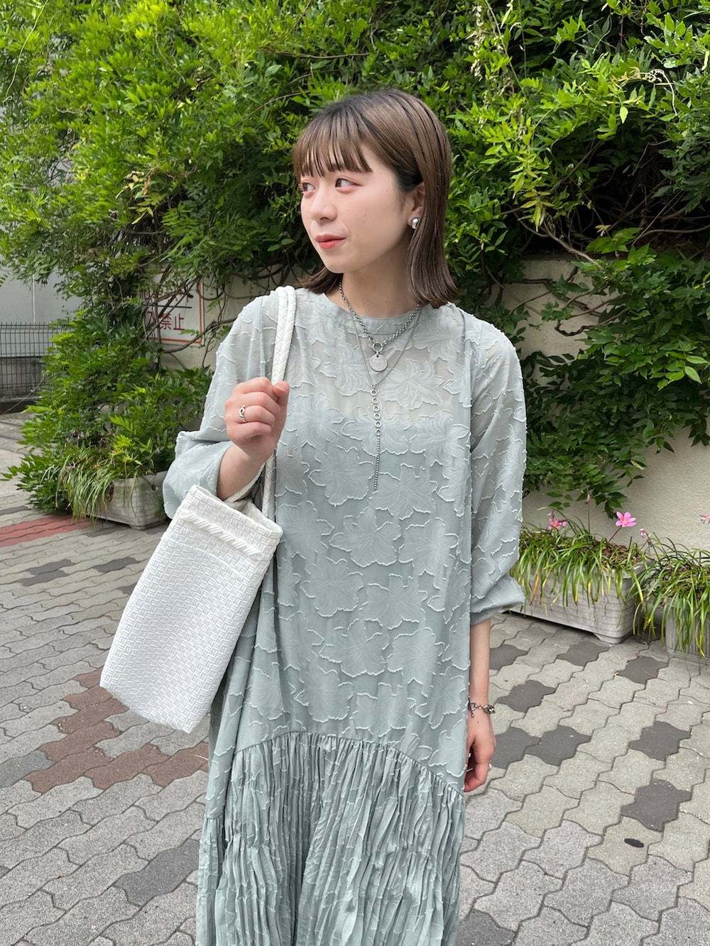 「ワンピース、ワンピース×スニーカー、オケージョン、レースワンピース、グリーンコーデ、シアーワンピース、Kastane」｜「Kastaneの【2022AWアイテム/サイズ展開あり】シアージャガードレースワンピース（ワンピース、グリーン系）」を使った、maki yamadaさん（レディース・159cm）の夏コーディネートの2枚目の写真