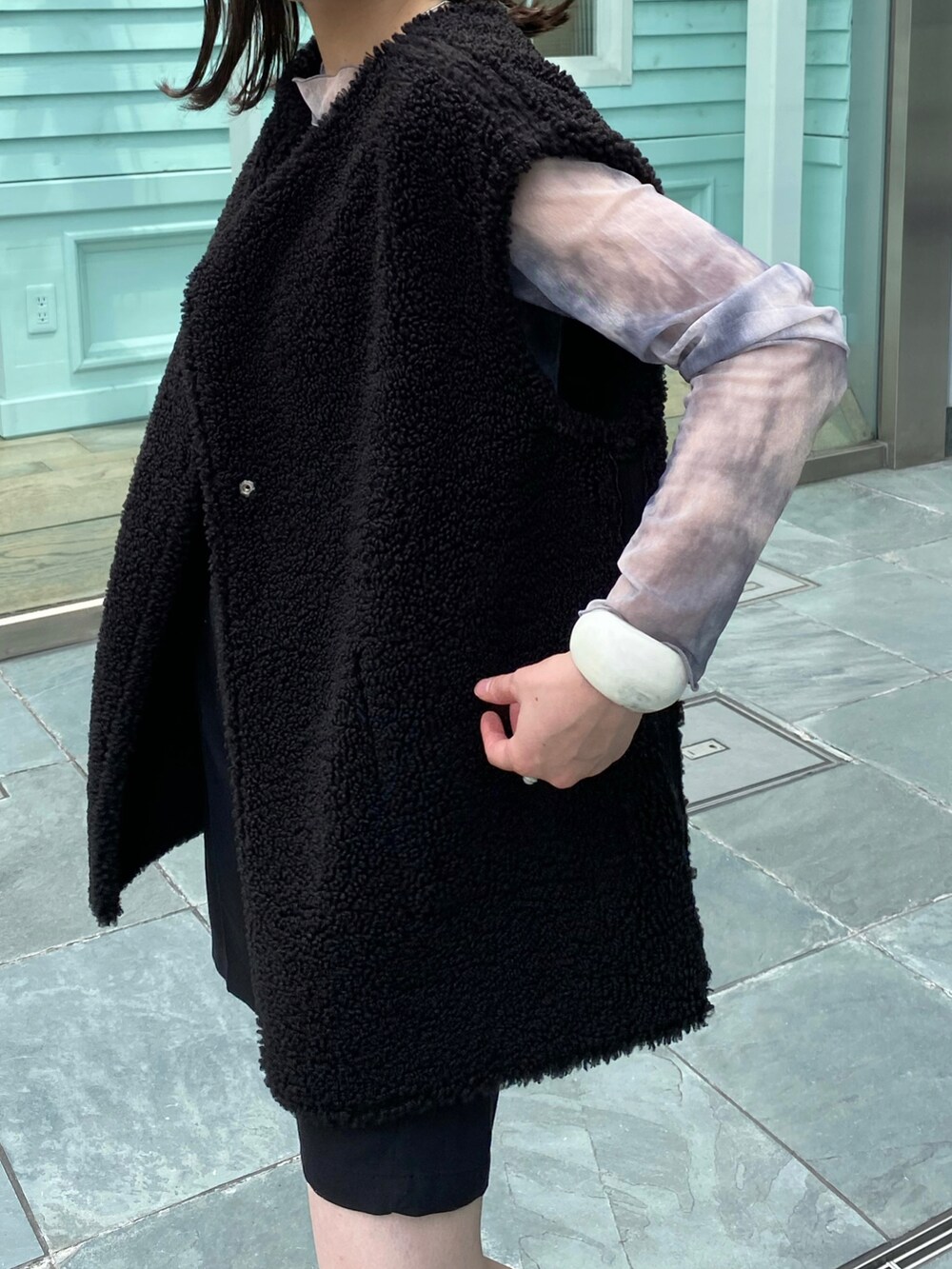 「kastane_ootd、Kastane、カスタネ、ベスト、ブーツ、秋のコーデ、ハーフパンツ」｜「Kastaneの【リバーシブル】リバーシブルボア×エコスウェードベスト（ベスト、ブラック系）」を使った、maki yamadaさん（レディース・159cm）の夏コーディネートの4枚目の写真