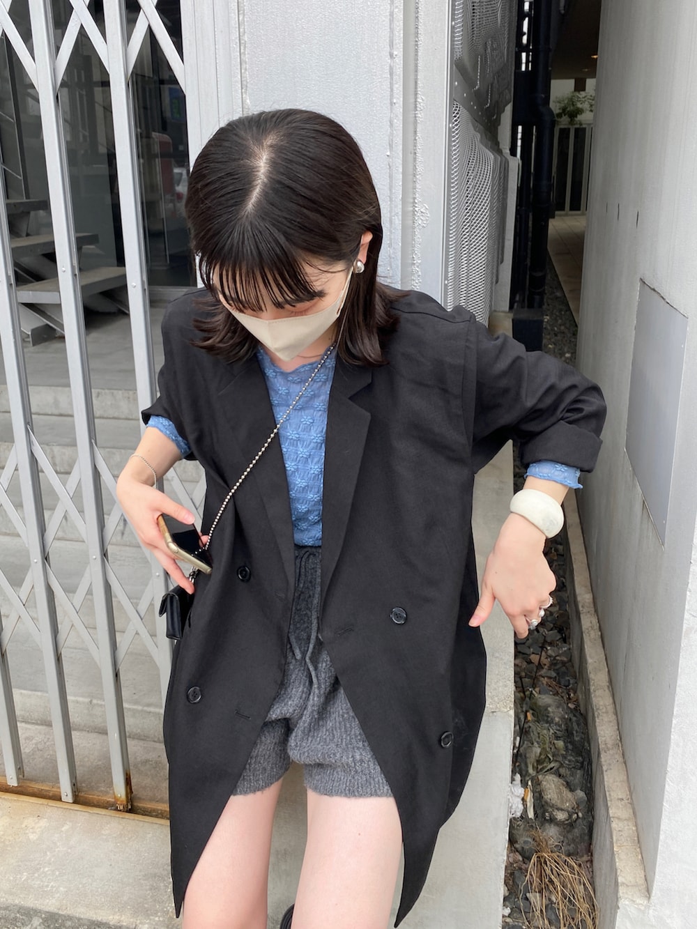 「秋冬コーデ、大人カジュアル、シンプル、お出かけコーデ、秋、着回しコーデ、フラワー、ニットパンツ、ジャケット、Kastane」｜「Kastaneの【2022AWアイテム】SETUPダブルジャケット（テーラードジャケット、ブラック系）」を使った、maki yamadaさん（レディース・159cm）の秋コーディネートの4枚目の写真
