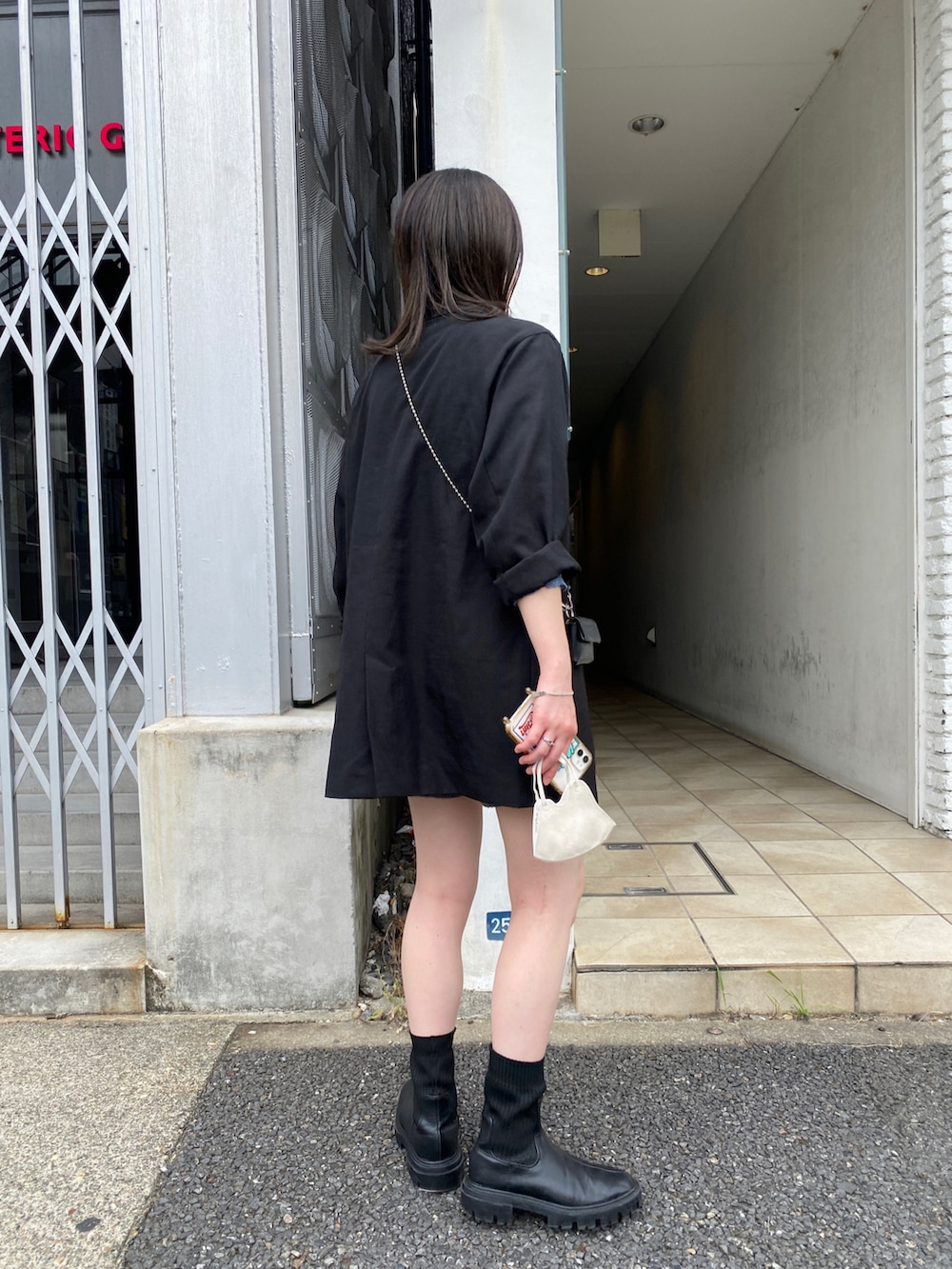 「秋冬コーデ、大人カジュアル、シンプル、お出かけコーデ、秋、着回しコーデ、フラワー、ニットパンツ、ジャケット、Kastane」｜「Kastaneの【2022AWアイテム】SETUPダブルジャケット（テーラードジャケット、ブラック系）」を使った、maki yamadaさん（レディース・159cm）の秋コーディネートの2枚目の写真
