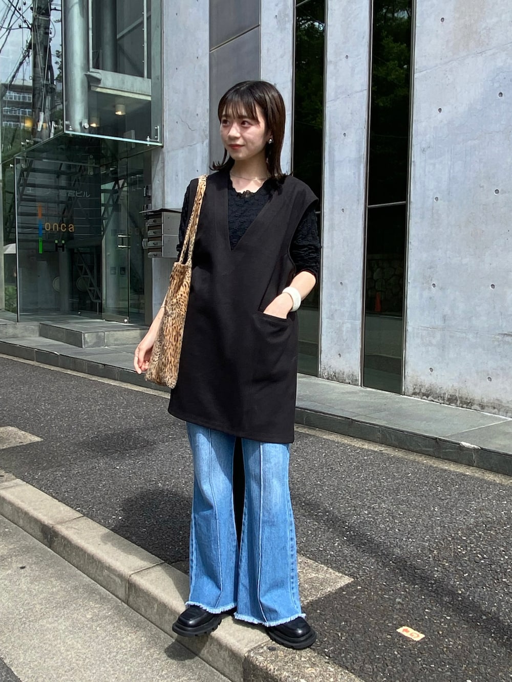 「Kastane、kastane_ootd、パンツスタイル、カスタネ」｜「Kastaneの【2022AWアイテム】Vあき2WAYベスト（ベスト、ブラック系）」を使った、maki yamadaさん（レディース・159cm）の夏コーディネートの2枚目の写真
