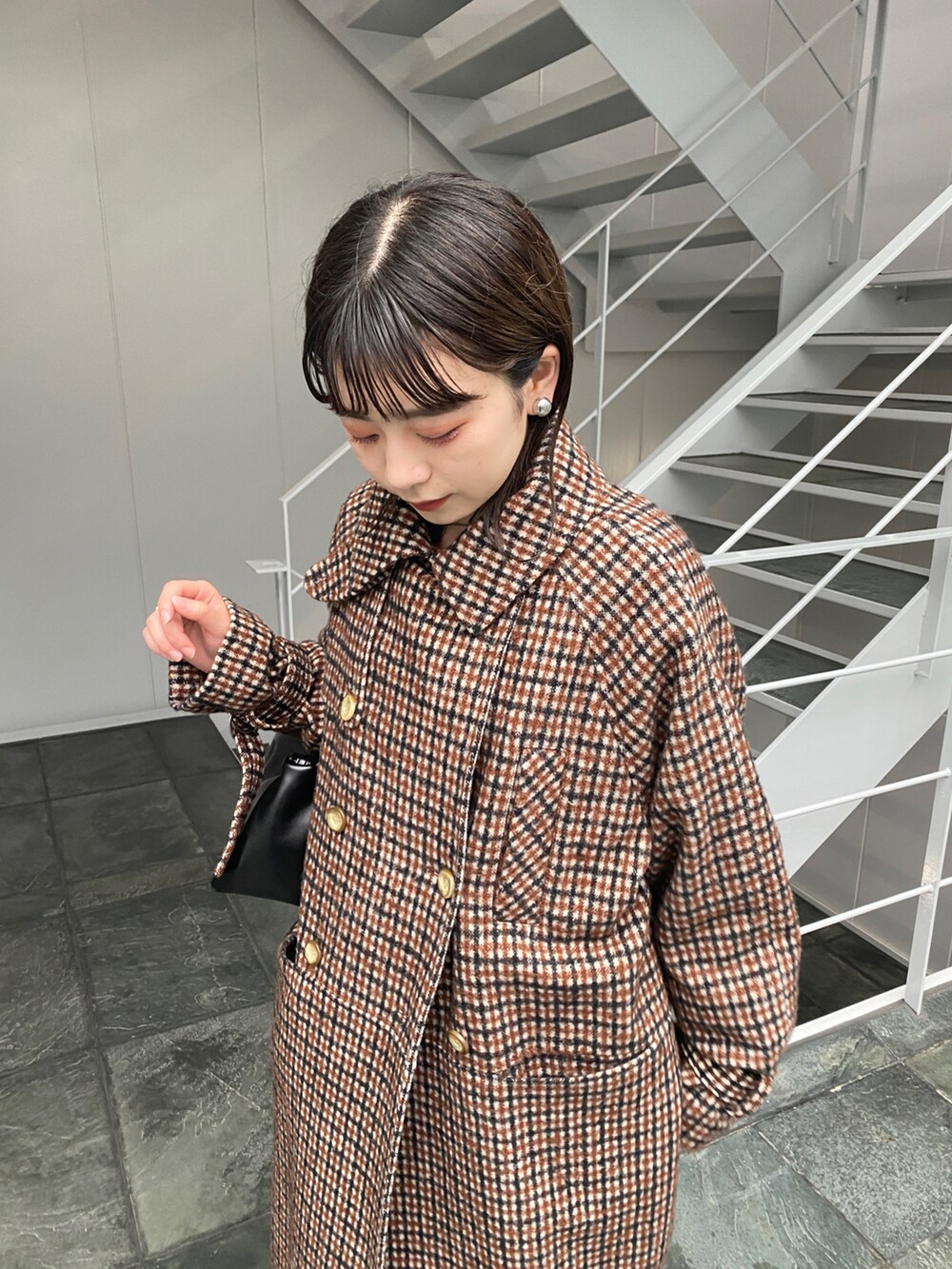 「大人カジュアル、秋冬コーデ、大人女子、お出かけコーデ、チェックコート、ロングコート、Kastane」｜「Kastaneの【カタログ掲載アイテム/WEB限定サイズあり】ウール混ハイネックロングコート（チェスターコート、ブラウン系）」を使った、maki yamadaさん（レディース・159cm）の秋コーディネートの2枚目の写真