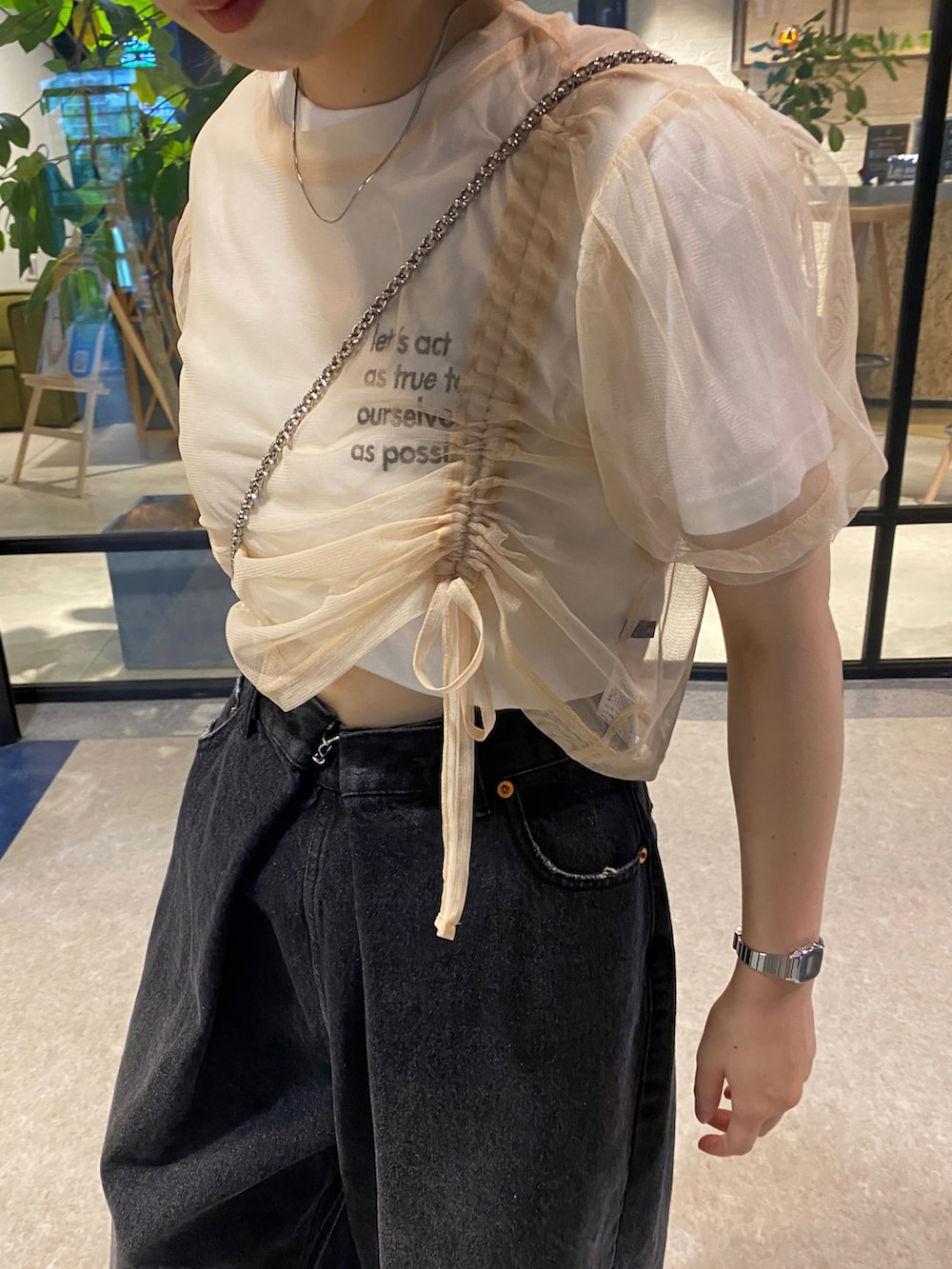 「Kastane、kastane_ootd、チュール、チュールトップス、デニム、ブラックデニム、タックパンツ、159cm、骨スト、骨格ストレート」｜「Kastaneの【サイズ展開あり】刺繍ちびTee（Tシャツ/カットソー、ホワイト系）」を使った、maki yamadaさん（レディース・159cm）の夏コーディネートの2枚目の写真
