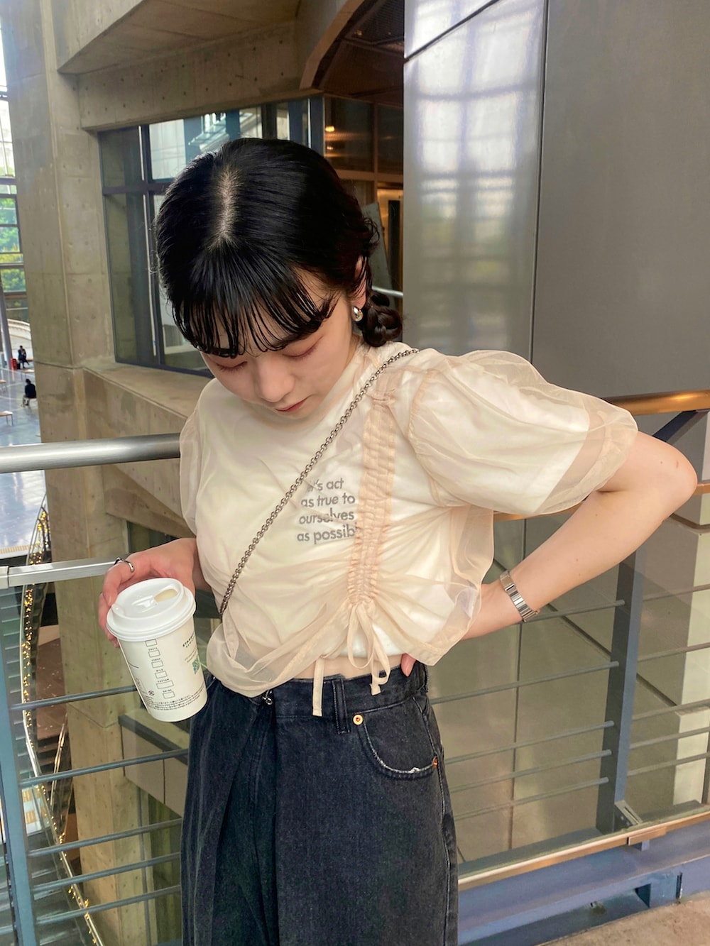 「Kastane、kastane_ootd、チュール、チュールトップス、デニム、ブラックデニム、タックパンツ、159cm、骨スト、骨格ストレート」｜「Kastaneの【サイズ展開あり】刺繍ちびTee（Tシャツ/カットソー、ホワイト系）」を使った、maki yamadaさん（レディース・159cm）の夏コーディネートの4枚目の写真