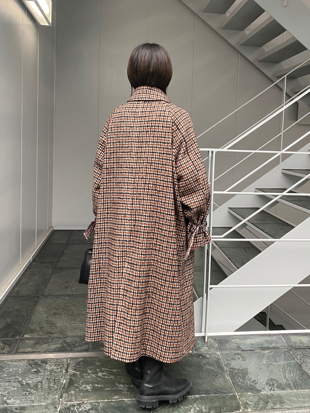 「大人カジュアル、秋冬コーデ、大人女子、お出かけコーデ、チェックコート、ロングコート、Kastane」｜「Kastaneの【カタログ掲載アイテム/WEB限定サイズあり】ウール混ハイネックロングコート（チェスターコート、ブラウン系）」を使った、maki yamadaさん（レディース・159cm）の秋コーディネートの3枚目の写真