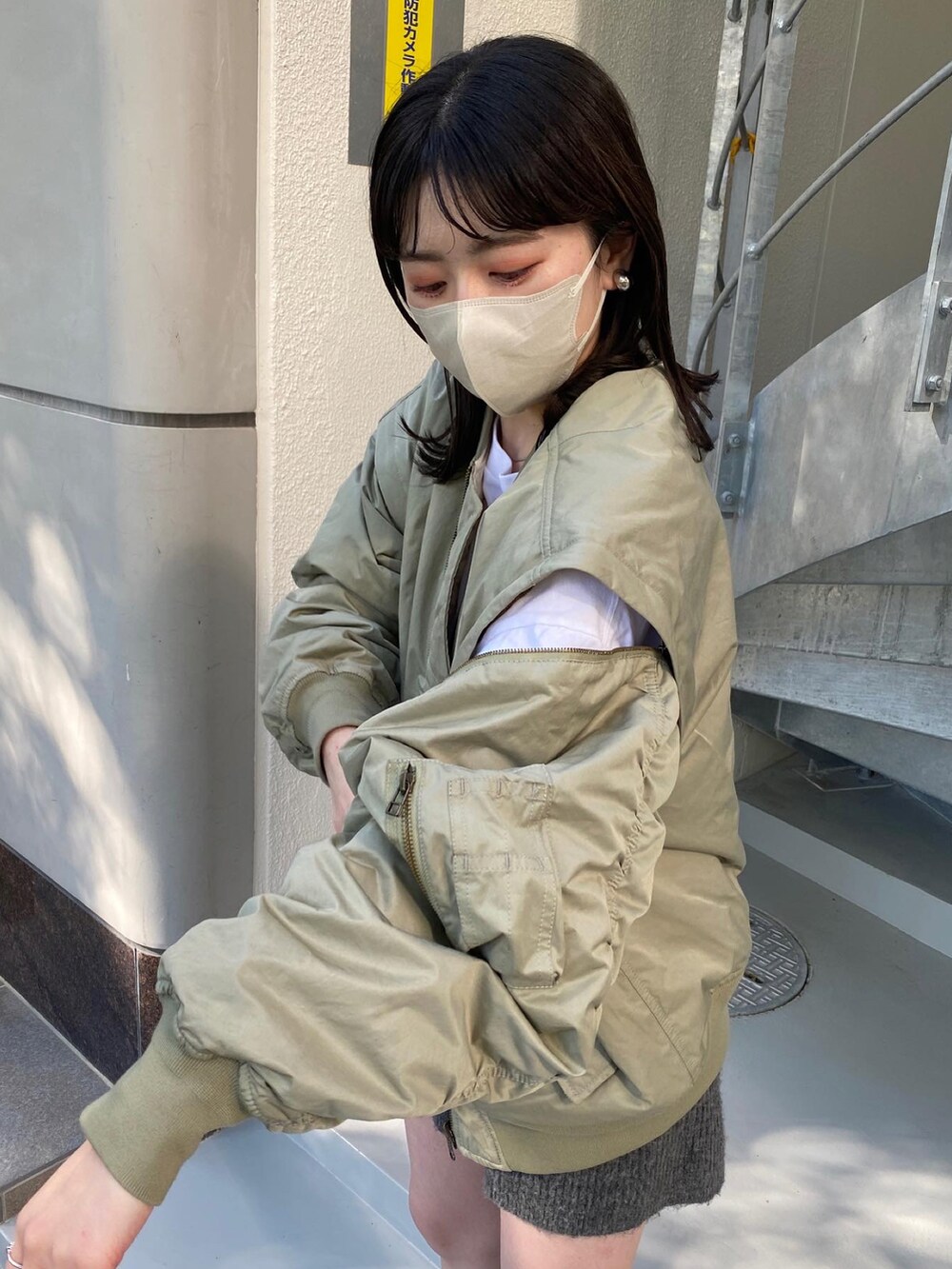 「秋冬コーデ、着回しコーデ、ブルゾン、MA-1、ミニボトム、ニットパンツ、ソックスブーツ、Kastane」｜「Kastaneのマルチウェイブルゾン（ブルゾン、グリーン系）」を使った、maki yamadaさん（レディース・159cm）の秋コーディネートの3枚目の写真