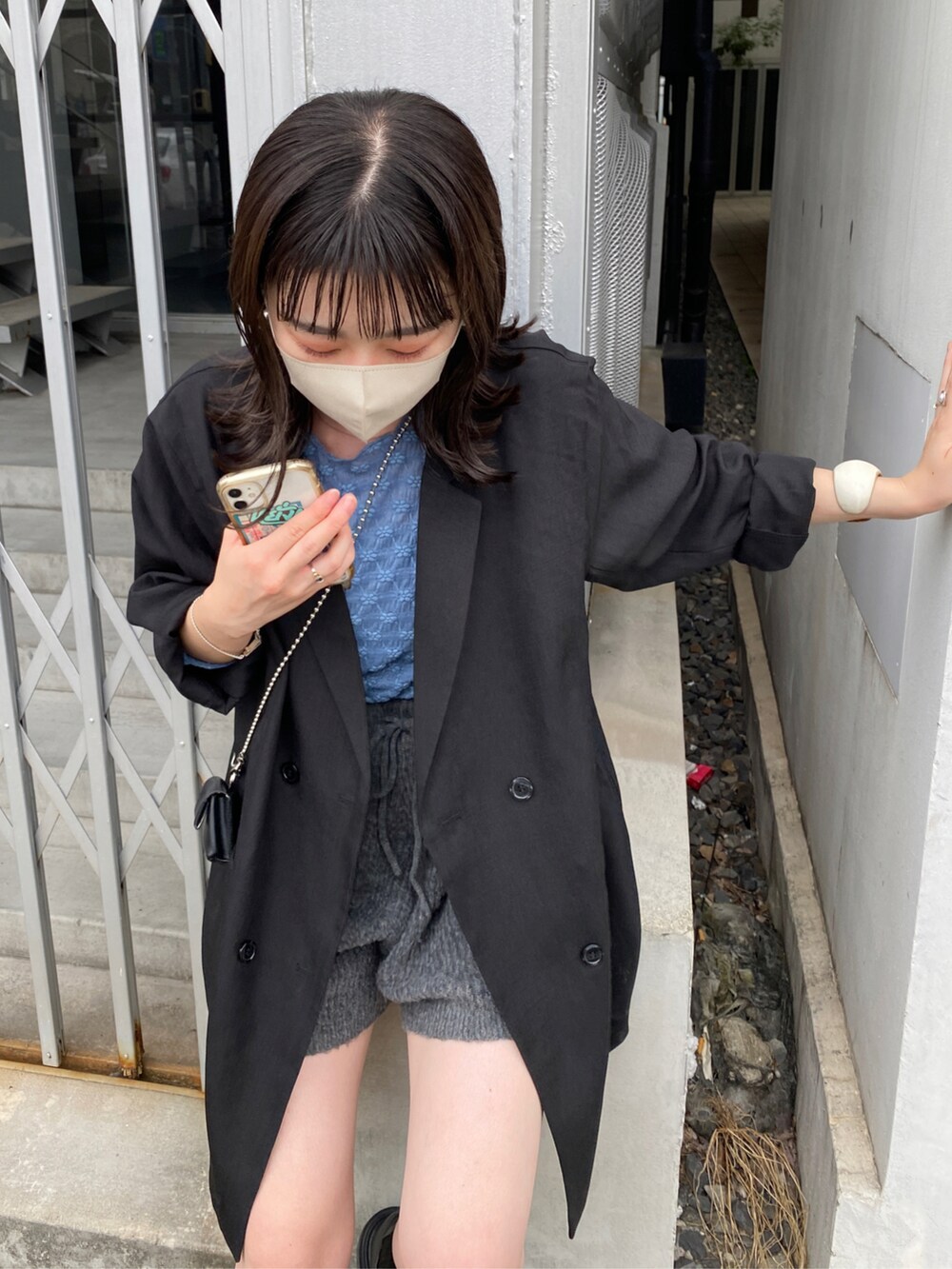 「秋冬コーデ、大人カジュアル、シンプル、お出かけコーデ、秋、着回しコーデ、フラワー、ニットパンツ、ジャケット、Kastane」｜「Kastaneの【2022AWアイテム】SETUPダブルジャケット（テーラードジャケット、ブラック系）」を使った、maki yamadaさん（レディース・159cm）の秋コーディネートの3枚目の写真