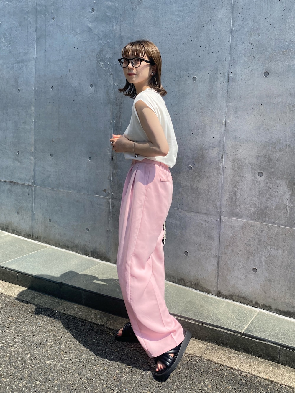 「めがね、メガネ女子、ピンク、スラックス、タンクトップ、Kastane」｜「Kastaneのペーパータッチタンク（タンクトップ、ホワイト系）」を使った、maki yamadaさん（レディース・159cm）の夏コーディネートの3枚目の写真