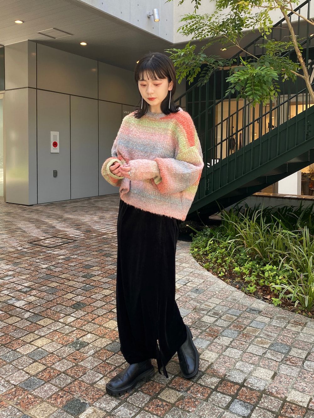「秋冬コーデ、大人カジュアル、お出かけコーデ、ニットコーデ、ニット、キャミワンピース、グラデーションニット、キャミワンピ」｜「Kastaneの【2022AWカタログ掲載アイテム/SETアイテム】バラクラバ×グラデニットSET（ニット/セーター、ピンク系）」を使った、maki yamadaさん（レディース・159cm）の秋コーディネートの2枚目の写真