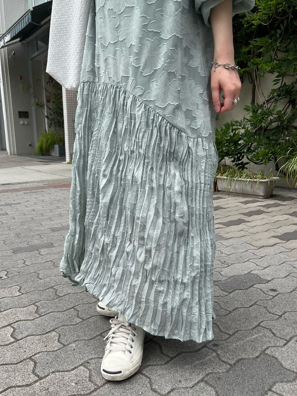 「ワンピース、ワンピース×スニーカー、オケージョン、レースワンピース、グリーンコーデ、シアーワンピース、Kastane」｜「Kastaneの【2022AWアイテム/サイズ展開あり】シアージャガードレースワンピース（ワンピース、グリーン系）」を使った、maki yamadaさん（レディース・159cm）の夏コーディネートの5枚目の写真