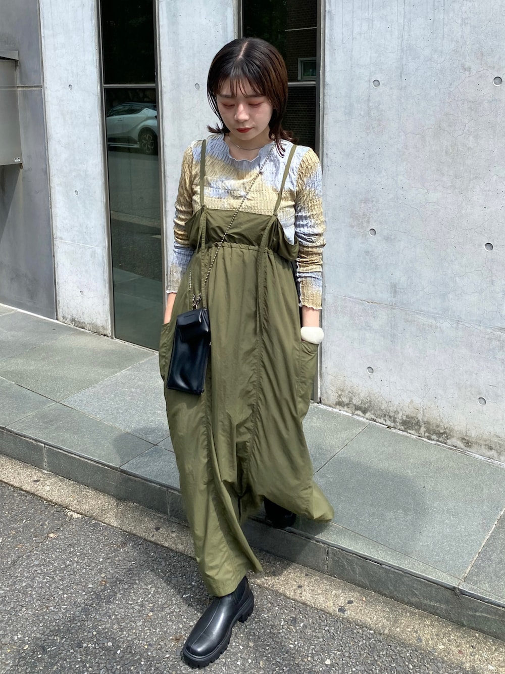 「カジュアルコーデ、秋先取りコーデ、ジャンスカ、ミリタリー、ブーツ、タイダイ柄、Kastane、カスタネ」｜「Kastaneのミリタリーナイロンジャンスカ（ワンピース、グリーン系）」を使った、maki yamadaさん（レディース・159cm）の夏コーディネートの2枚目の写真