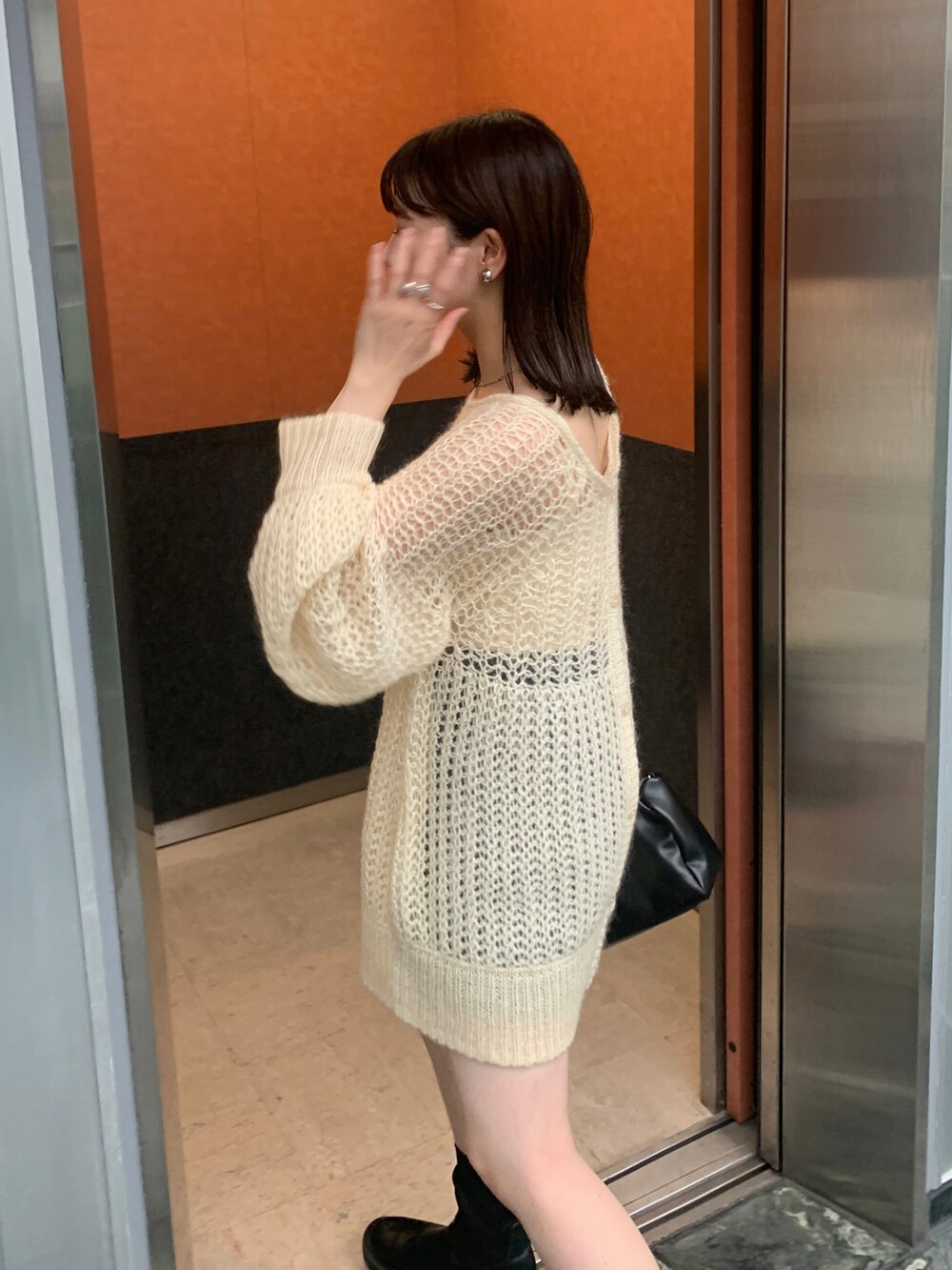 「モヘアニット、着回しコーデ、ミニ丈、モヘア、ニット、カーディガン、Kastane」｜「Kastaneの【カタログ掲載アイテム】モヘア2wayメッシュニット（ニット/セーター、ホワイト系）」を使った、maki yamadaさん（レディース・159cm）の秋コーディネートの3枚目の写真