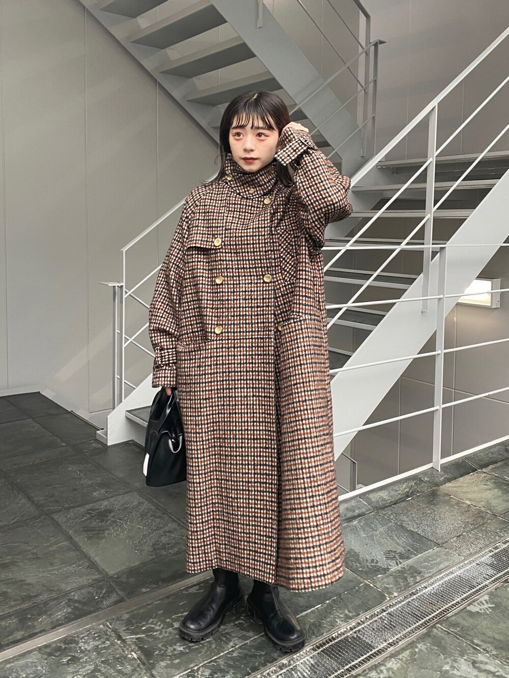 「大人カジュアル、秋冬コーデ、大人女子、お出かけコーデ、チェックコート、ロングコート、Kastane」｜「Kastaneの【カタログ掲載アイテム/WEB限定サイズあり】ウール混ハイネックロングコート（チェスターコート、ブラウン系）」を使った、maki yamadaさん（レディース・159cm）の秋コーディネートの4枚目の写真