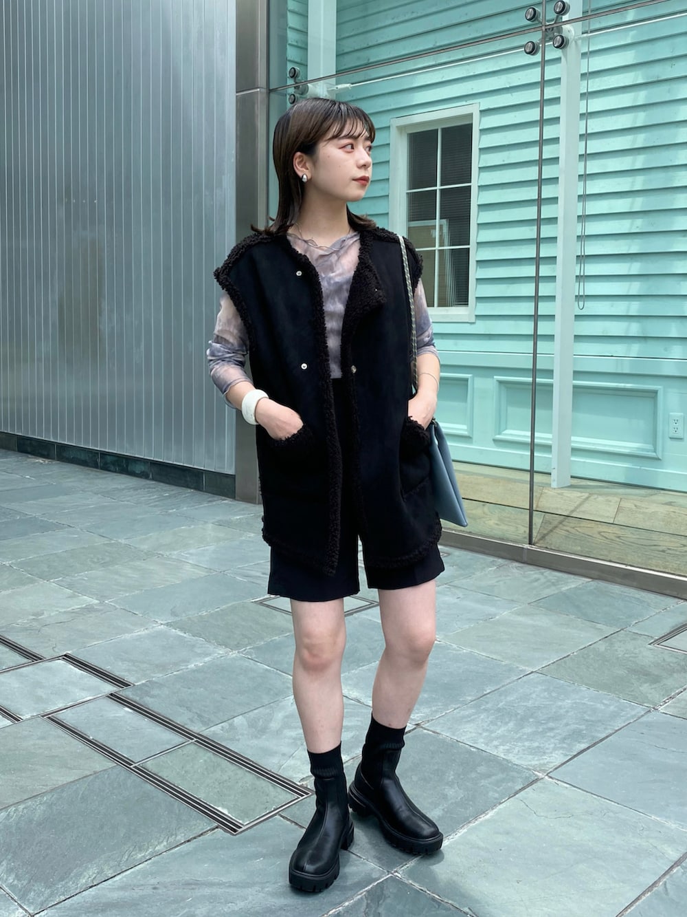 「kastane_ootd、Kastane、カスタネ、ベスト、ブーツ、秋のコーデ、ハーフパンツ」｜「Kastaneの【リバーシブル】リバーシブルボア×エコスウェードベスト（ベスト、ブラック系）」を使った、maki yamadaさん（レディース・159cm）の夏コーディネートの2枚目の写真