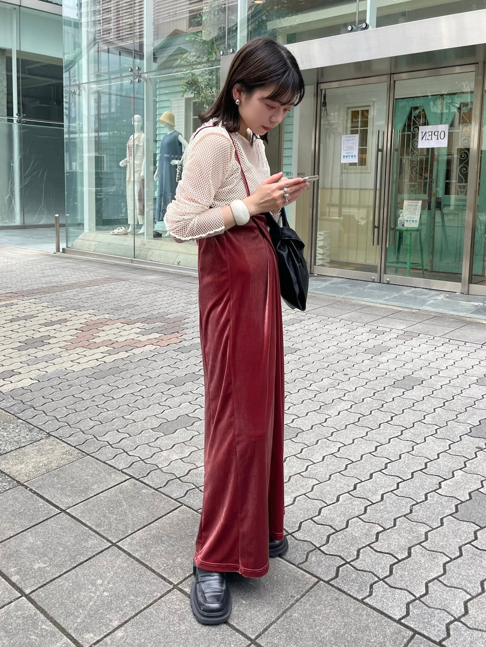 「Kastane、kastane_ootd、カスタネ」｜「Kastaneの【2022AWアイテム】ベロアキャミワンピース（ワンピース、ピンク系）」を使った、maki yamadaさん（レディース・159cm）の夏コーディネートの3枚目の写真