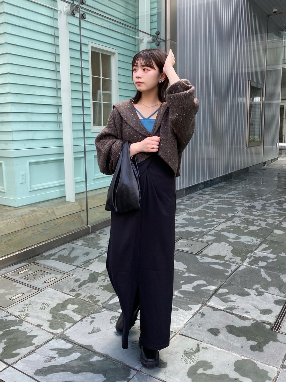 「大人コーデ、きれいめカジュアル、ワンピース、ニット、キャミワンピ、着回しコーデ」｜「Kastaneのカップ付ストレッチコットン紐キャミ（キャミソール、ブルー系）」を使った、maki yamadaさん（レディース・159cm）の夏コーディネートの2枚目の写真
