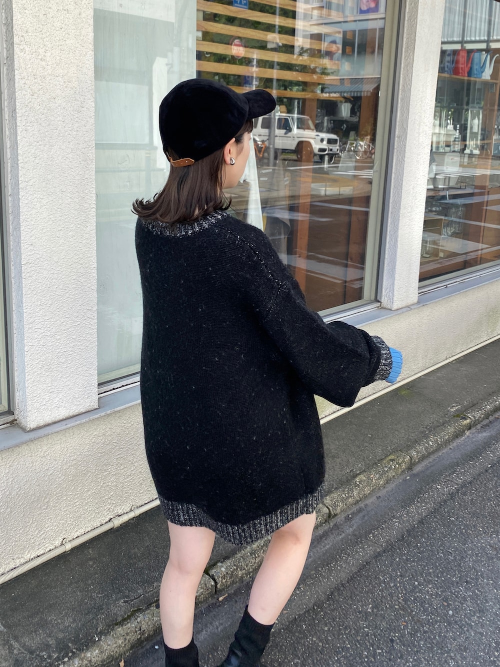 「秋冬コーデ、秋、ロゴニット、ベロア、ベロアキャップ、ミニ丈」｜「Kastaneのメランジロゴニット（ニット/セーター、ブラック系）」を使った、maki yamadaさん（レディース・159cm）の秋コーディネートの5枚目の写真