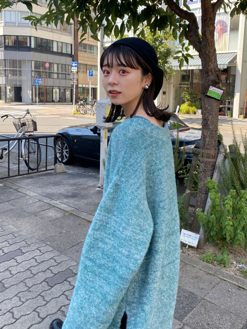 「秋冬コーデ、お出かけコーデ、秋、Kastane、ミニ丈、カラーニット」｜「Kastaneの【SET UP対応】MIX深Vネックニット（ニット/セーター、ブルー系）」を使った、maki yamadaさん（レディース・159cm）の秋コーディネートの4枚目の写真