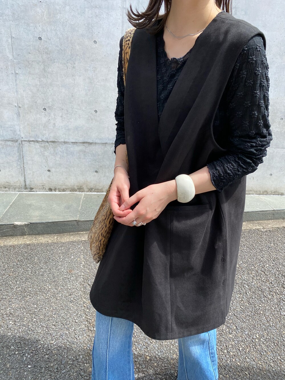 「Kastane、kastane_ootd、パンツスタイル、カスタネ」｜「Kastaneの【2022AWアイテム】Vあき2WAYベスト（ベスト、ブラック系）」を使った、maki yamadaさん（レディース・159cm）の夏コーディネートの4枚目の写真
