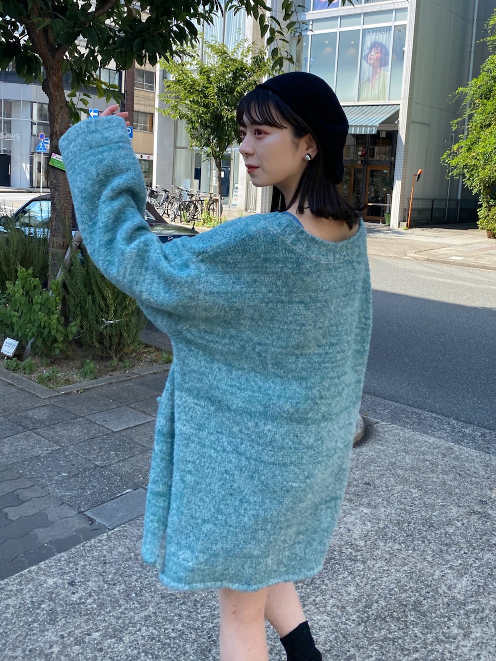 「秋冬コーデ、お出かけコーデ、秋、Kastane、ミニ丈、カラーニット」｜「Kastaneの【SET UP対応】MIX深Vネックニット（ニット/セーター、ブルー系）」を使った、maki yamadaさん（レディース・159cm）の秋コーディネートの3枚目の写真