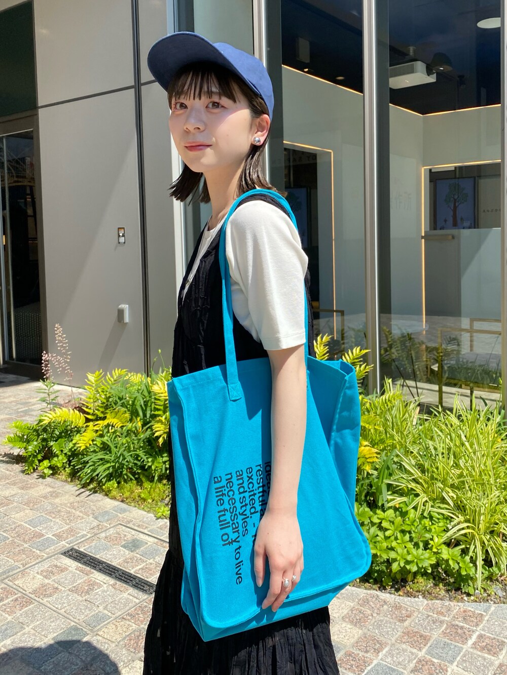 「ワンピース、シアーワンピース、ブラック、キャップ、ローファー、Kastane、kastane_ootd、トートバッグ」｜「KastaneのLuckyCAP（キャップ、ブルー系）」を使った、maki yamadaさん（レディース・159cm）の春コーディネートの2枚目の写真