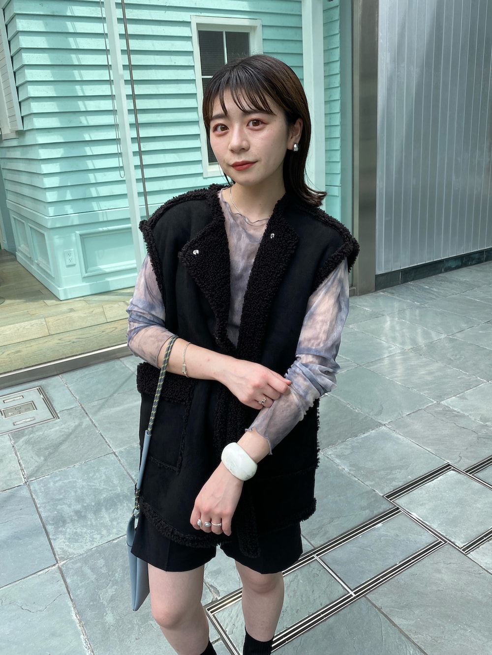 「kastane_ootd、Kastane、カスタネ、ベスト、ブーツ、秋のコーデ、ハーフパンツ」｜「Kastaneの【リバーシブル】リバーシブルボア×エコスウェードベスト（ベスト、ブラック系）」を使った、maki yamadaさん（レディース・159cm）の夏コーディネートの3枚目の写真