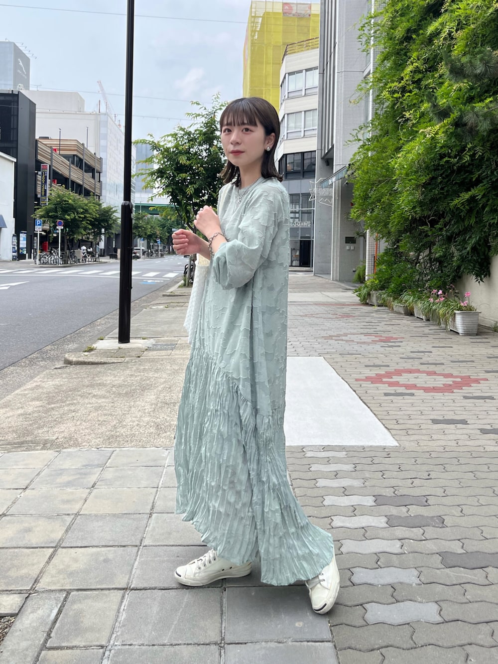 「ワンピース、ワンピース×スニーカー、オケージョン、レースワンピース、グリーンコーデ、シアーワンピース、Kastane」｜「Kastaneの【2022AWアイテム/サイズ展開あり】シアージャガードレースワンピース（ワンピース、グリーン系）」を使った、maki yamadaさん（レディース・159cm）の夏コーディネートの4枚目の写真