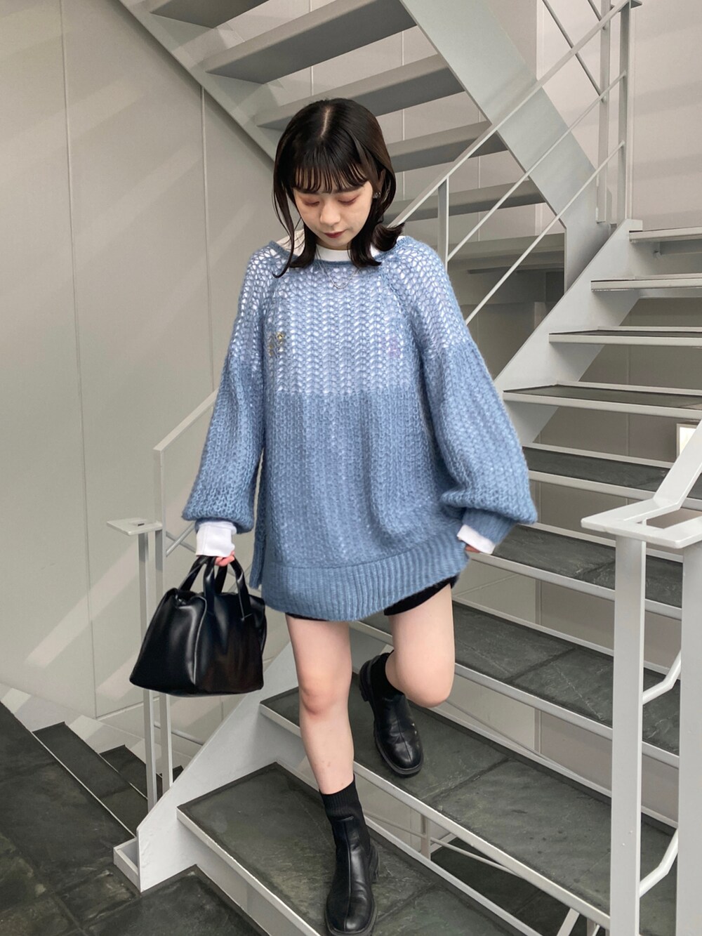 「秋冬コーデ、お出かけコーデ、秋、ニットコーデ、Kastane、ブルー」｜「Kastaneの【カタログ掲載アイテム】モヘア2wayメッシュニット（ニット/セーター、ブルー系）」を使った、maki yamadaさん（レディース・159cm）の秋コーディネートの2枚目の写真
