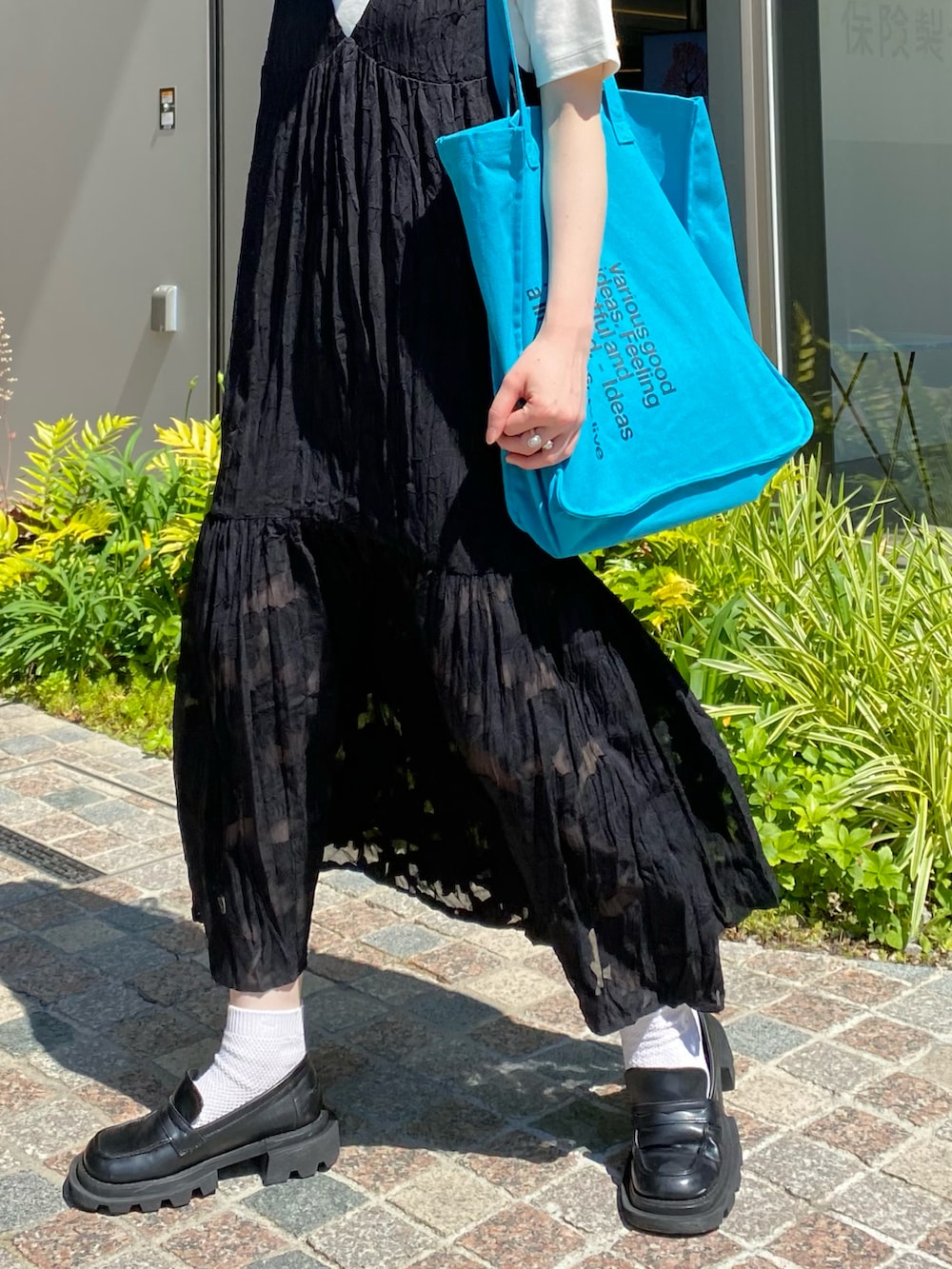 「ワンピース、シアーワンピース、ブラック、キャップ、ローファー、Kastane、kastane_ootd、トートバッグ」｜「KastaneのLuckyCAP（キャップ、ブルー系）」を使った、maki yamadaさん（レディース・159cm）の春コーディネートの3枚目の写真
