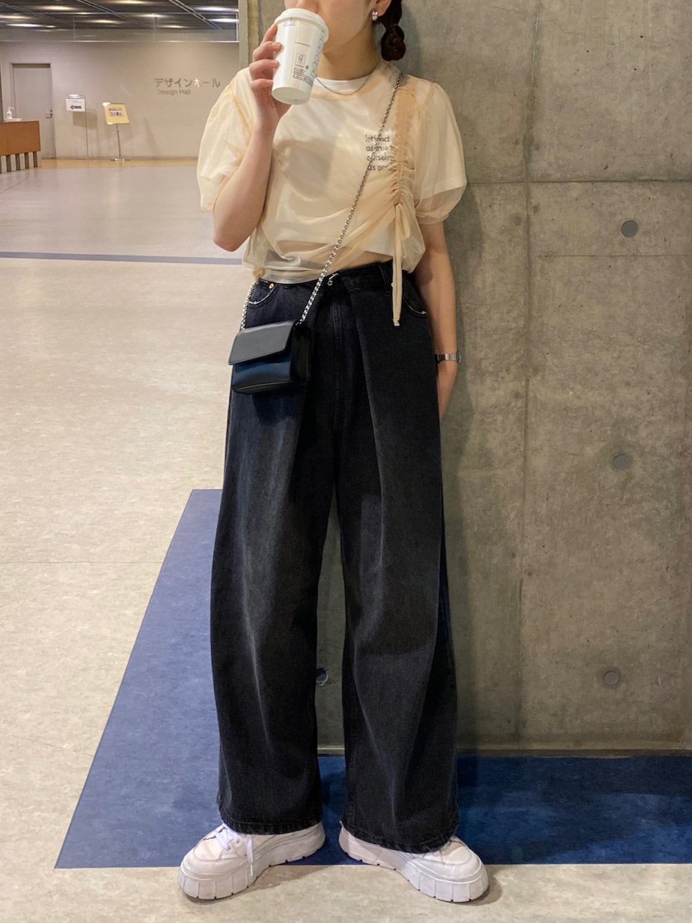「Kastane、kastane_ootd、チュール、チュールトップス、デニム、ブラックデニム、タックパンツ、159cm、骨スト、骨格ストレート」｜「Kastaneの【サイズ展開あり】刺繍ちびTee（Tシャツ/カットソー、ホワイト系）」を使った、maki yamadaさん（レディース・159cm）の夏コーディネートの3枚目の写真