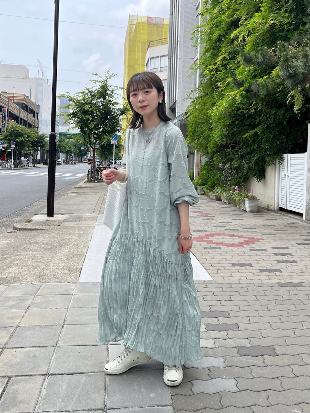 「ワンピース、ワンピース×スニーカー、オケージョン、レースワンピース、グリーンコーデ、シアーワンピース、Kastane」｜「Kastaneの【2022AWアイテム/サイズ展開あり】シアージャガードレースワンピース（ワンピース、グリーン系）」を使った、maki yamadaさん（レディース・159cm）の夏コーディネートの3枚目の写真