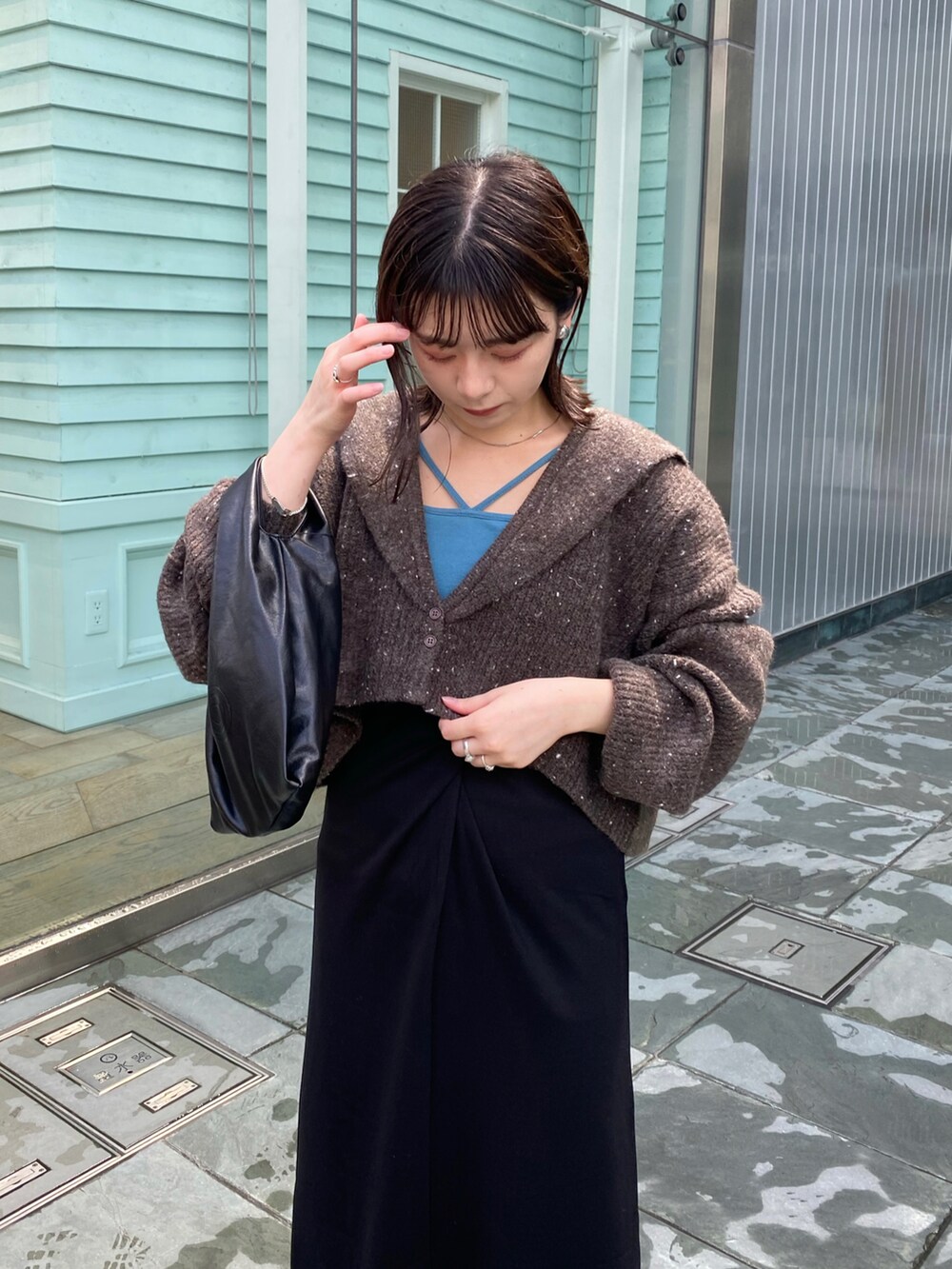 「大人コーデ、きれいめカジュアル、ワンピース、ニット、キャミワンピ、着回しコーデ」｜「Kastaneのカップ付ストレッチコットン紐キャミ（キャミソール、ブルー系）」を使った、maki yamadaさん（レディース・159cm）の夏コーディネートの3枚目の写真